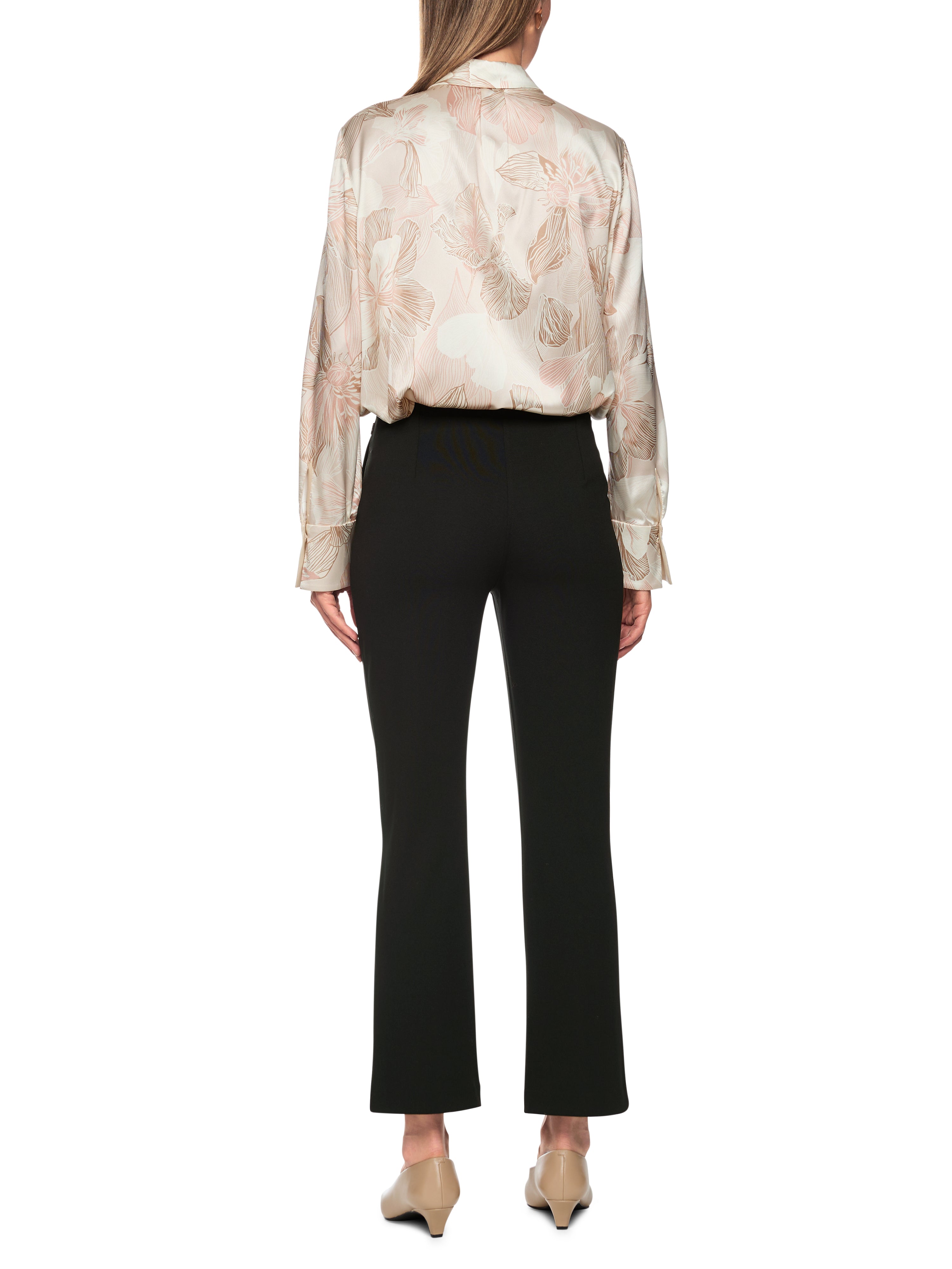 מכנסיים באורך 7/8 מתרחבים, עם חגורה אלסטית פנימיתהרכב: 68% ויסקוזה, 28% פוליאמיד, 4% אלסטןהדוגמנית בגובה 1.79 ולובשת מידה 3 של מארק קיין