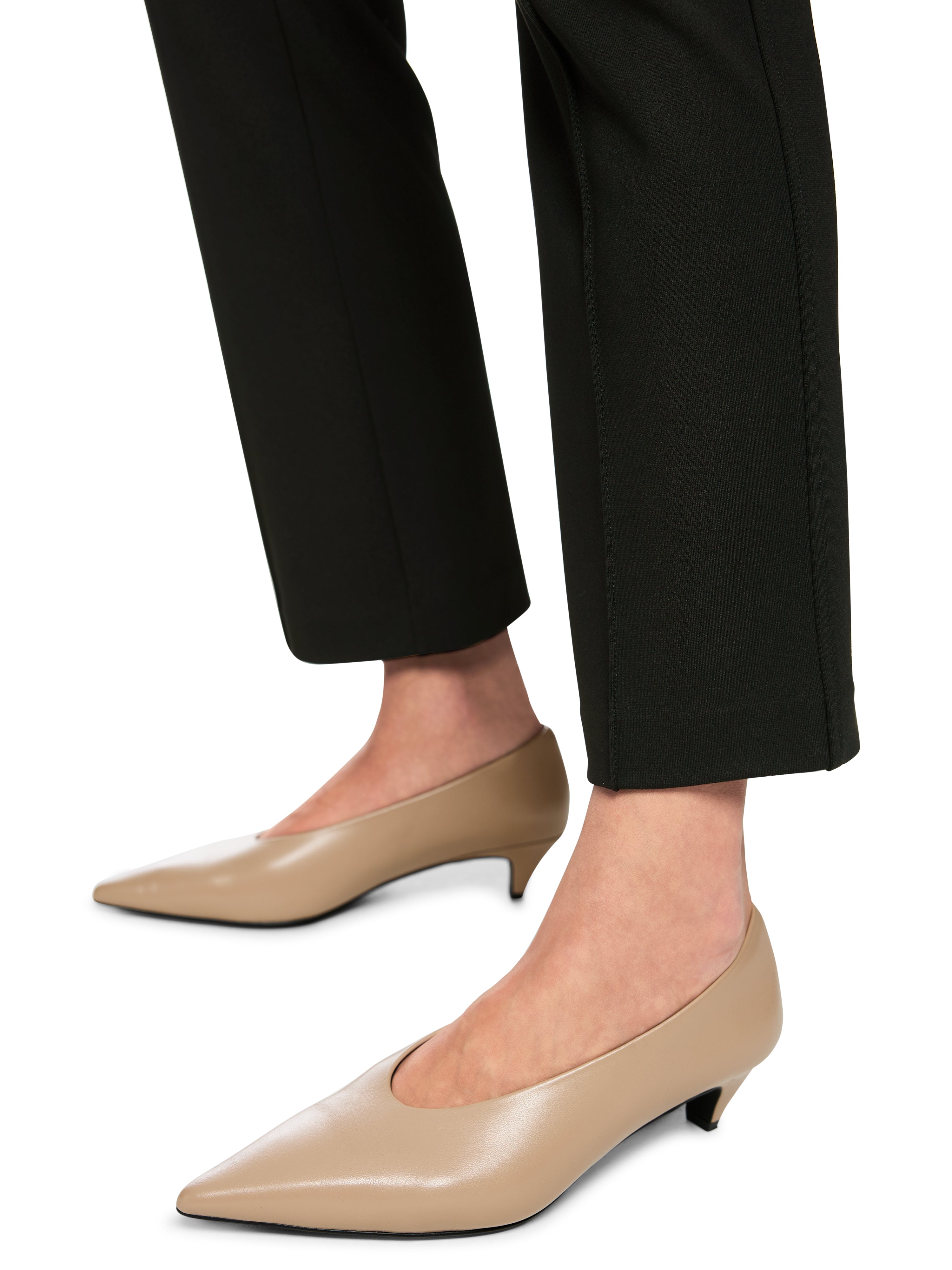 מכנסיים באורך 7/8 מתרחבים, עם חגורה אלסטית פנימיתהרכב: 68% ויסקוזה, 28% פוליאמיד, 4% אלסטןהדוגמנית בגובה 1.79 ולובשת מידה 3 של מארק קיין