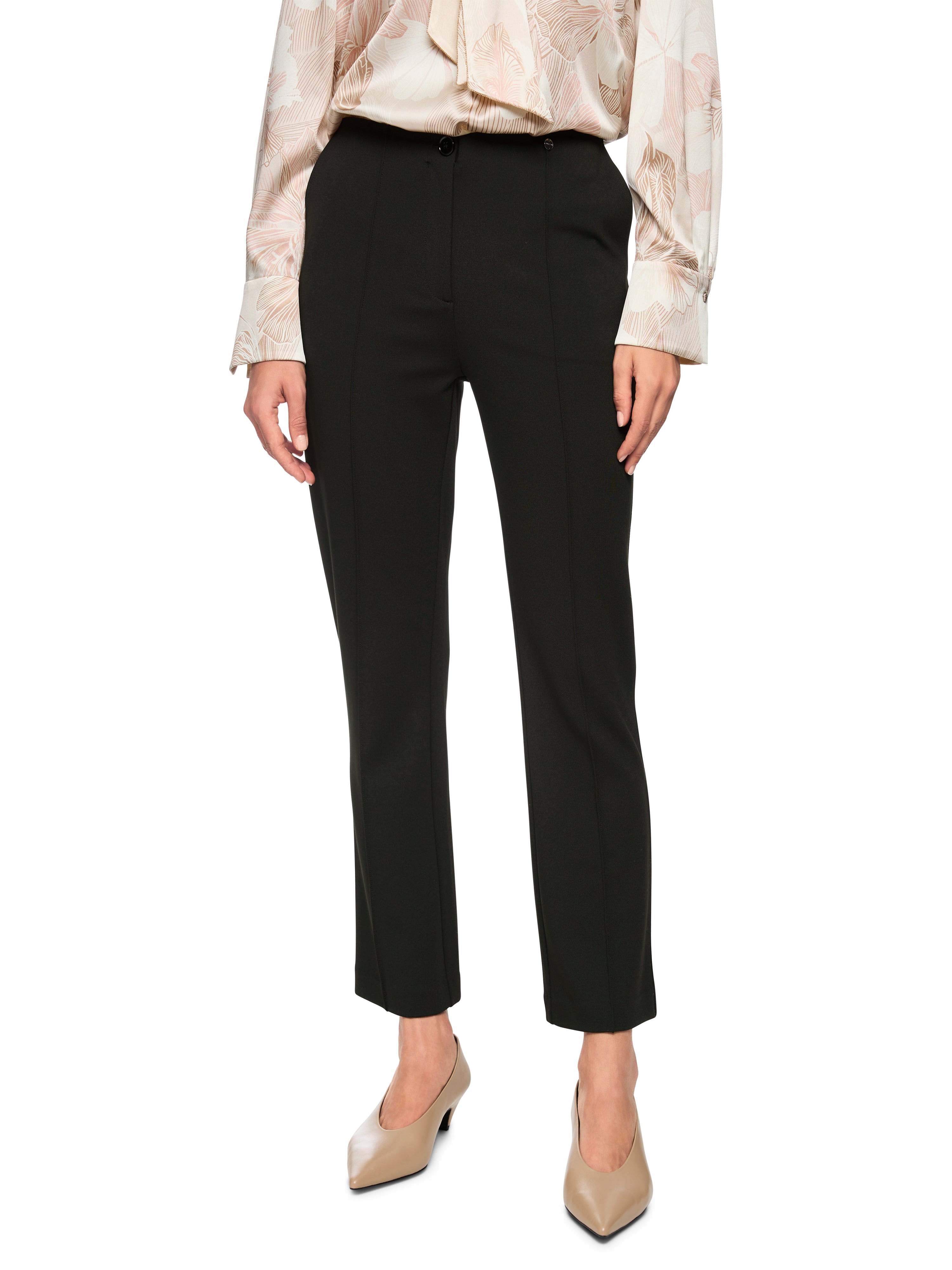 מכנסיים באורך 7/8 מתרחבים, עם חגורה אלסטית פנימיתהרכב: 68% ויסקוזה, 28% פוליאמיד, 4% אלסטןהדוגמנית בגובה 1.79 ולובשת מידה 3 של מארק קיין