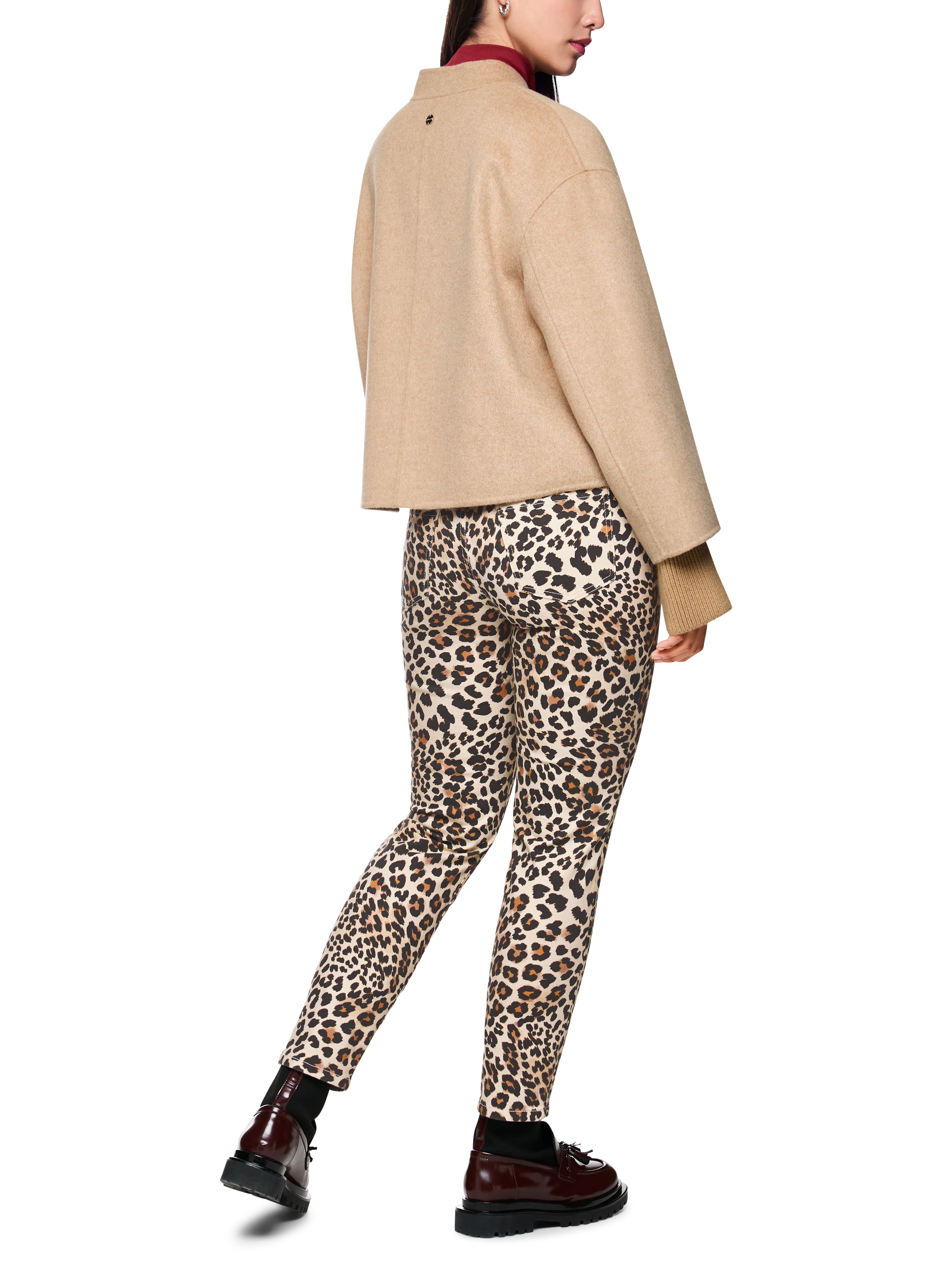 מכנסי ג'ינס בגזרה צמודה עם הדפסהרכב: 90% כותנה, 8% אלסטומולטיאסטר, 2% אלסטןהדוגמנית בגובה 1.79 ולובשת מידה 3 של מארק קיין