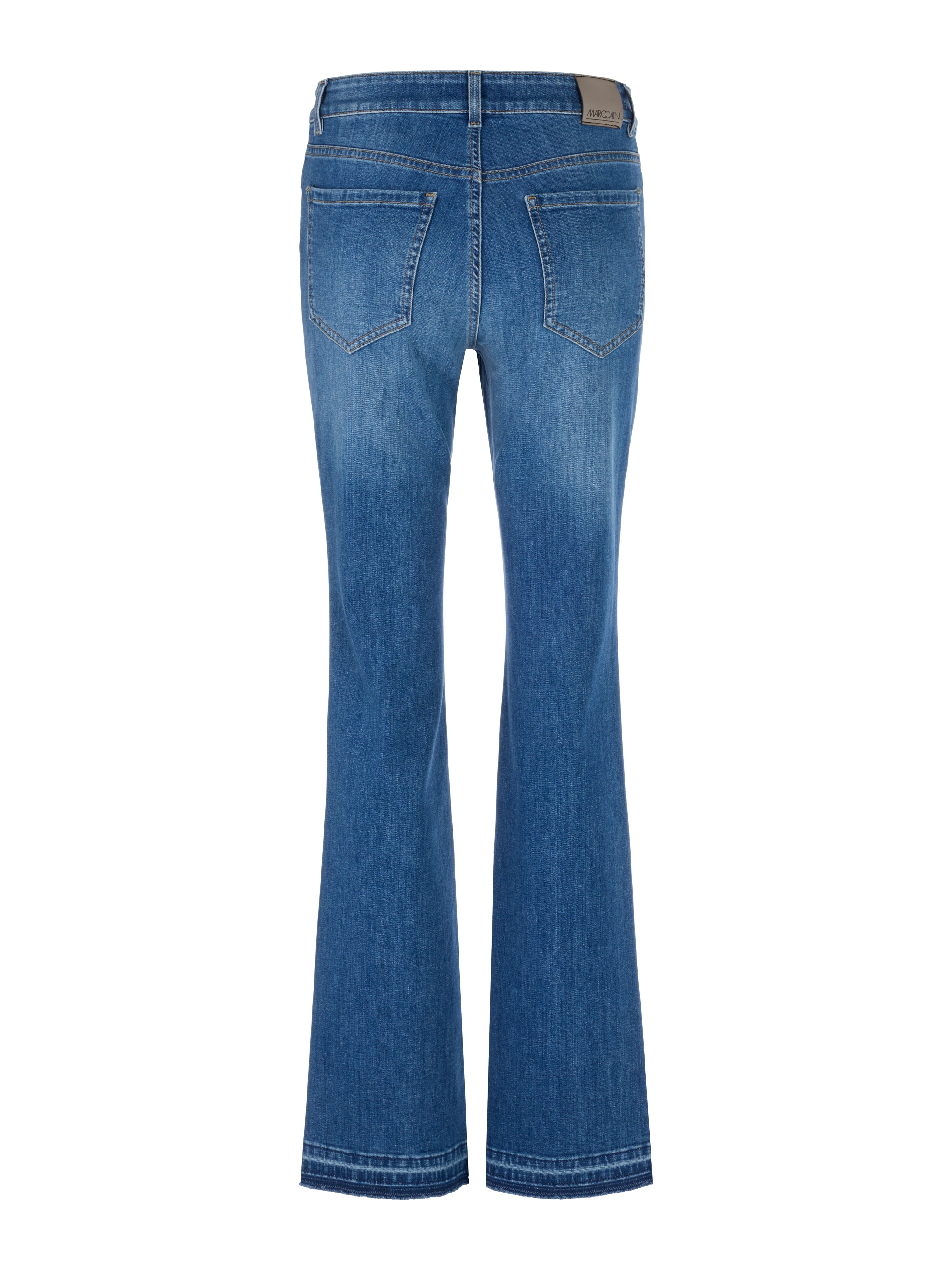 מכנסי ג'ינס בגזרה ישרה עם כיסים צדדיים ואחורייםגימור פתוח בקצוותהרכב הבד: 97% כותנה, 3% אלסטןהדוגמנית בגובה 1.79 ולובשת מידה 3 של מארק קיין