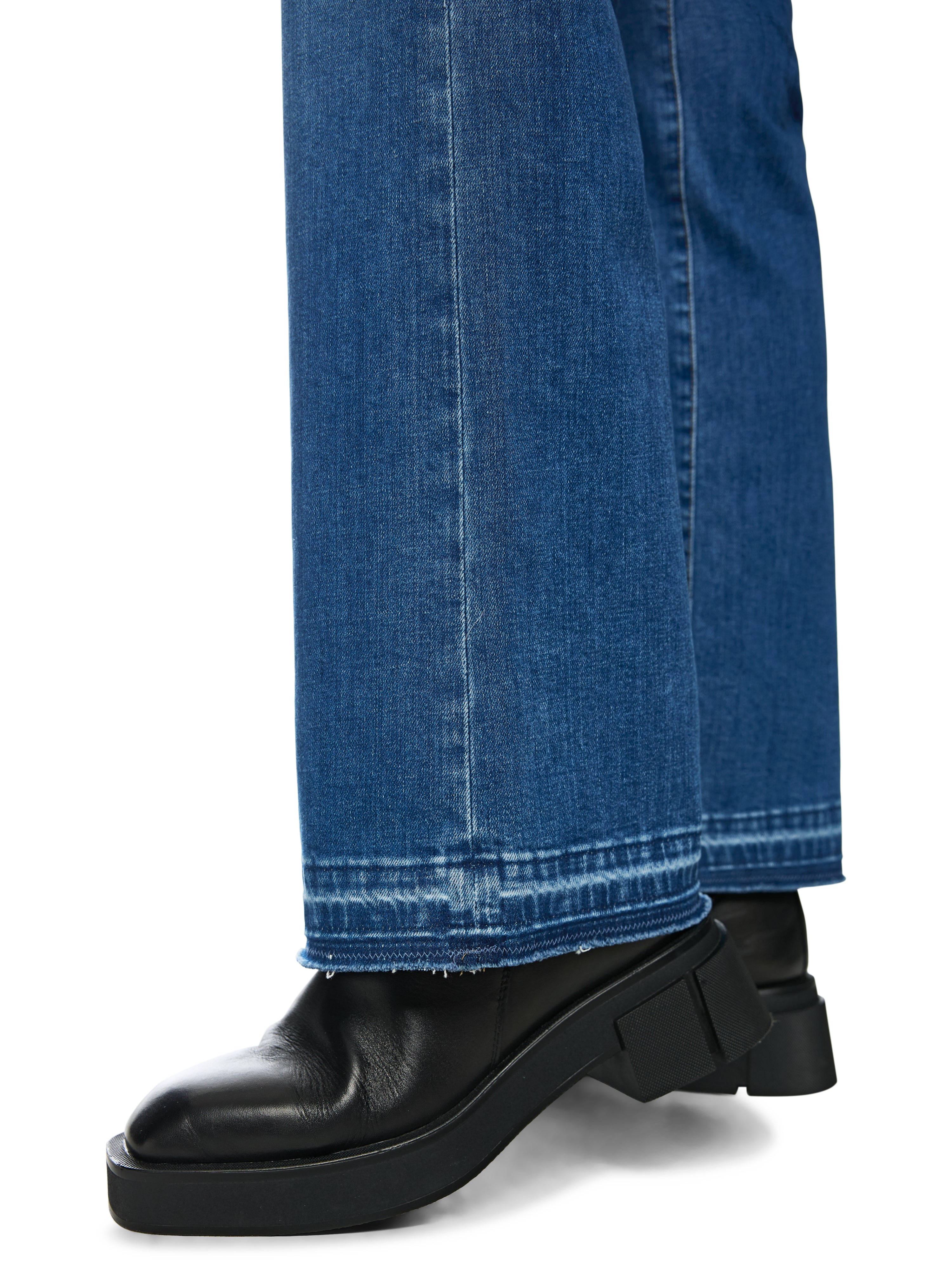 מכנסי ג'ינס בגזרה ישרה עם כיסים צדדיים ואחורייםגימור פתוח בקצוותהרכב הבד: 97% כותנה, 3% אלסטןהדוגמנית בגובה 1.79 ולובשת מידה 3 של מארק קיין