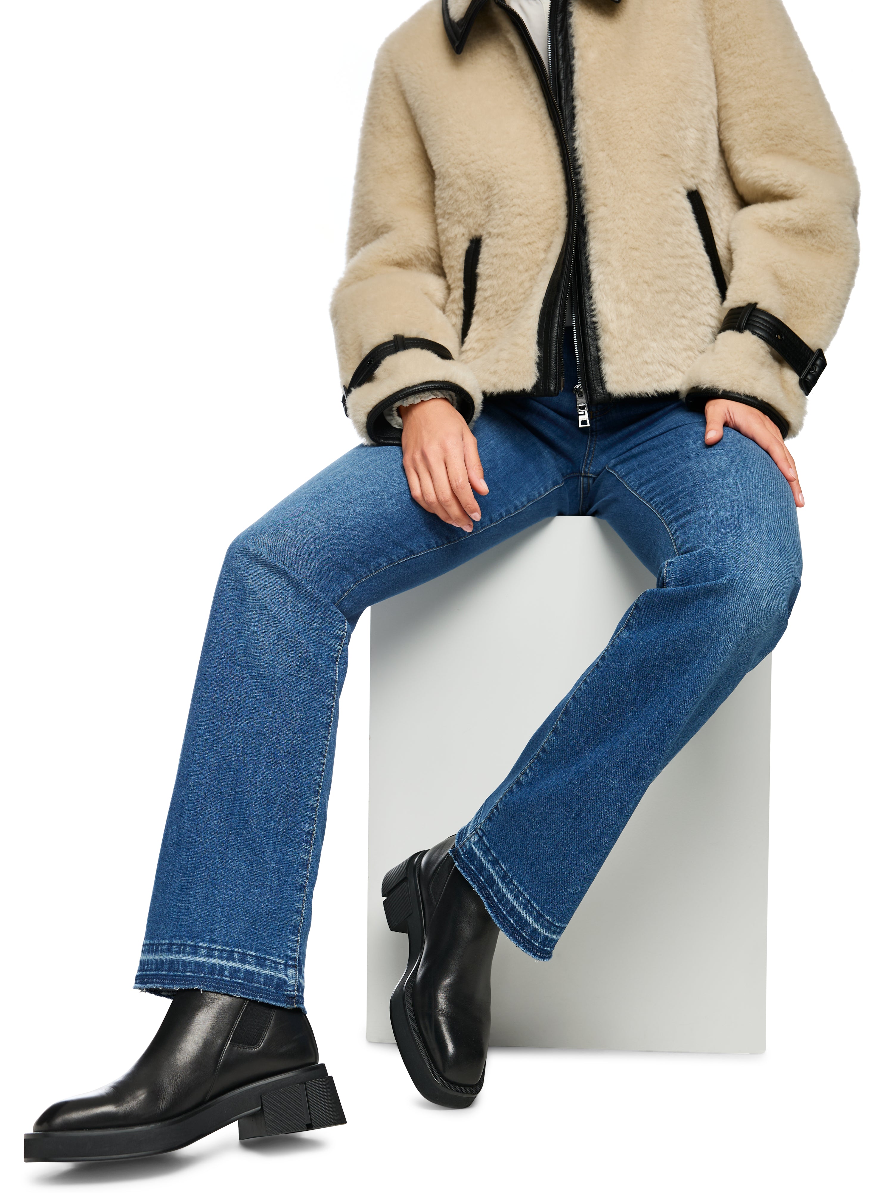 מכנסי ג'ינס בגזרה ישרה עם כיסים צדדיים ואחורייםגימור פתוח בקצוותהרכב הבד: 97% כותנה, 3% אלסטןהדוגמנית בגובה 1.79 ולובשת מידה 3 של מארק קיין