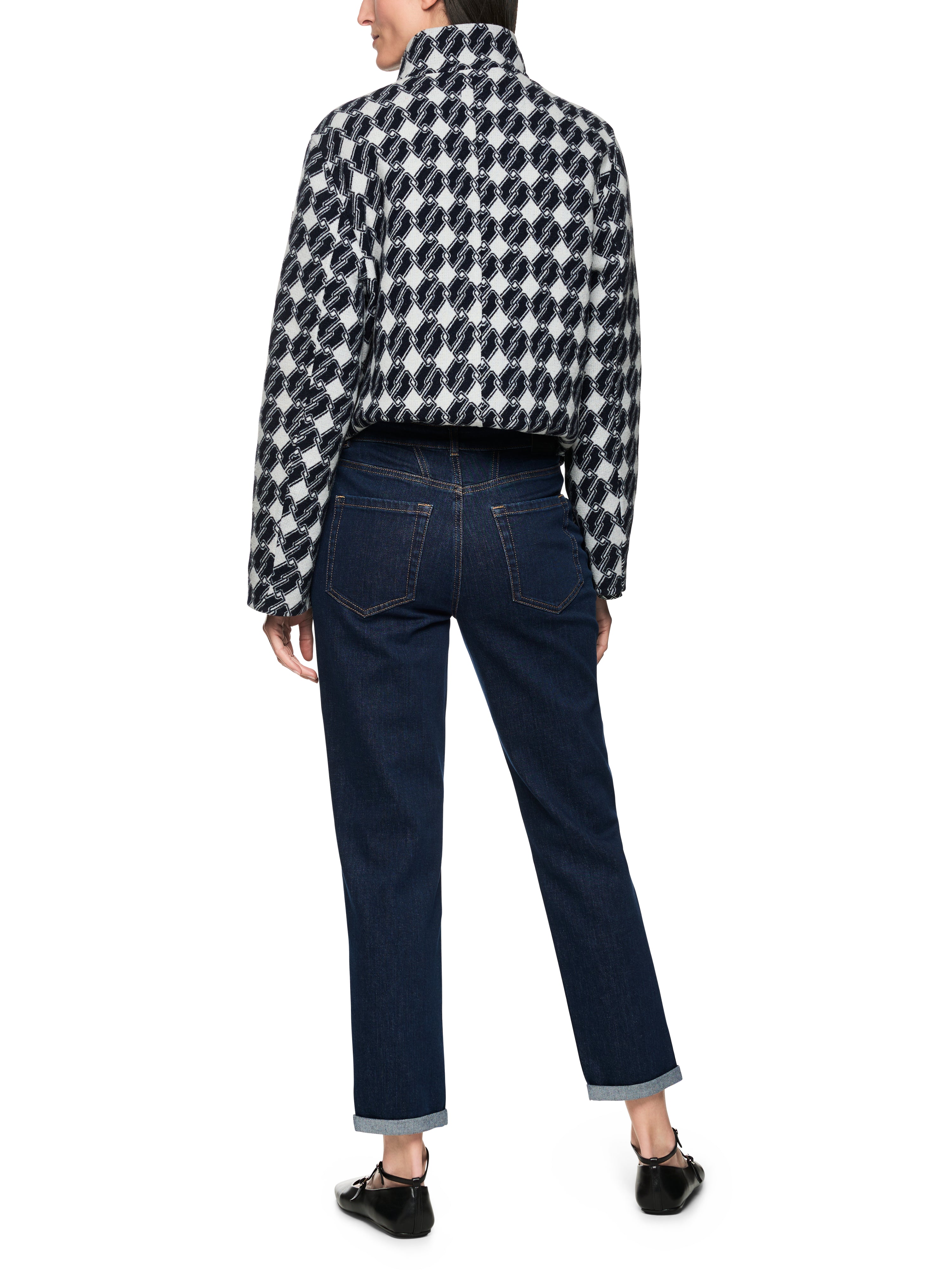 מכנסי ג'ינס עשויים כותנה אלסטית באורך 7/8 עם קפליםהרכב: 99% כותנה, 1% אלסטןהדוגמנית בגובה 1.79 ולובשת מידה 3 של מארק קיין