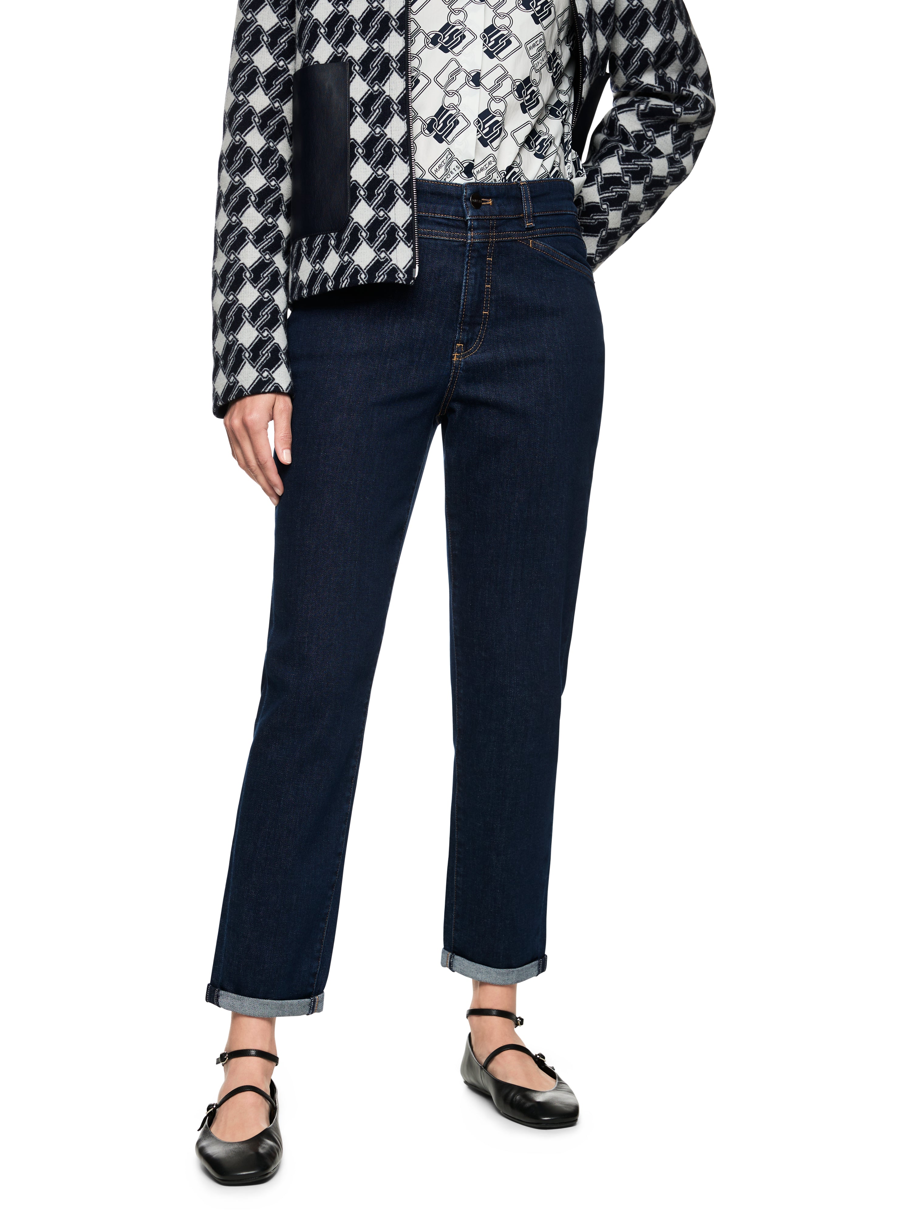 מכנסי ג'ינס עשויים כותנה אלסטית באורך 7/8 עם קפליםהרכב: 99% כותנה, 1% אלסטןהדוגמנית בגובה 1.79 ולובשת מידה 3 של מארק קיין