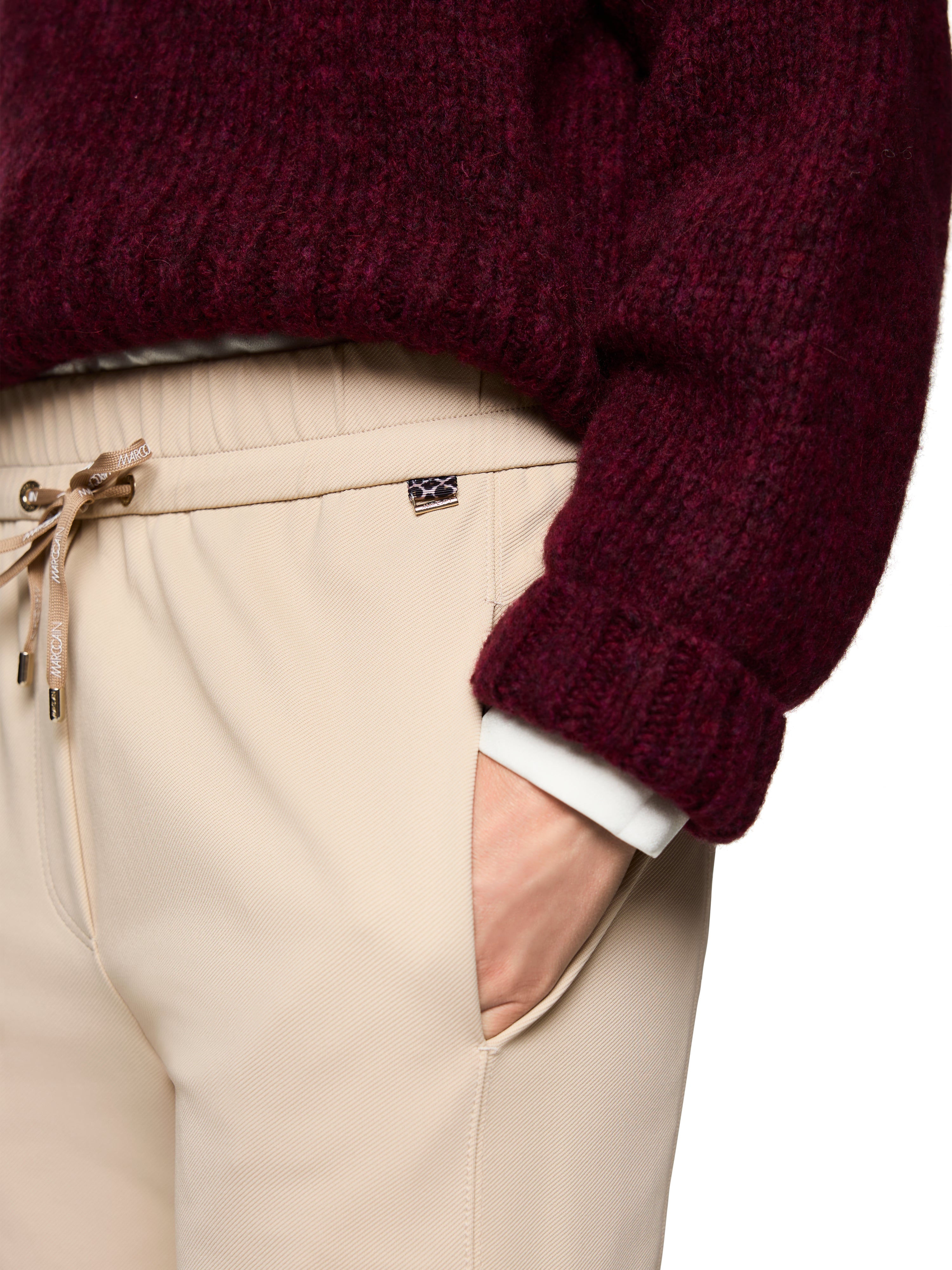 מכנסי ספורטיביים עם גומיית מותן אלסטית וקשירת שרוךהרכב: 95% פוליאמיד, 5% אלסטןהדוגמנית בגובה 1.79 ולובשת מידה 3 של מארק קיין