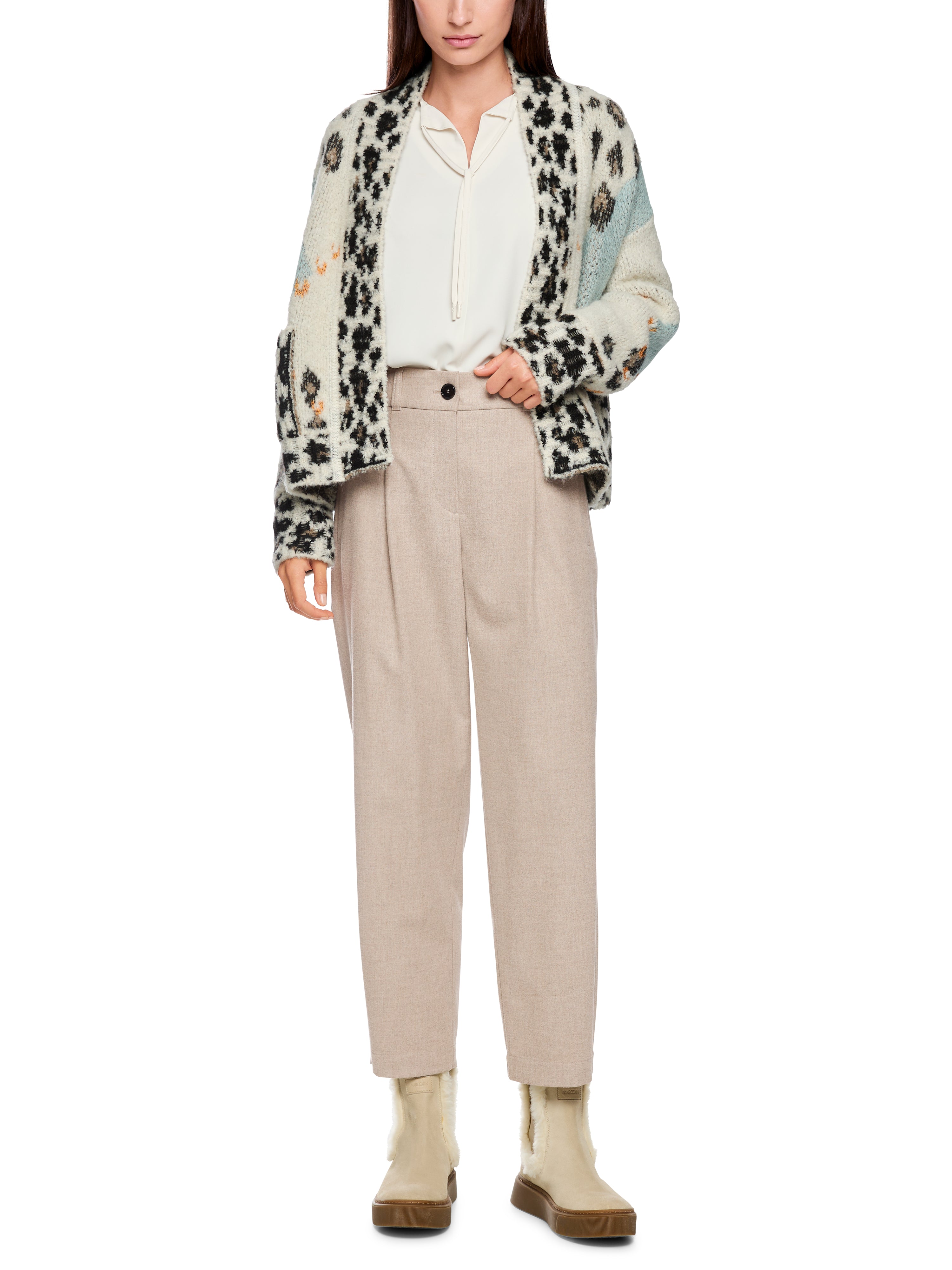 מכנסיים בגזרה ישרה עם קפלים קדמיים, נוחים ונעימים, כוללים אלסטיות קלה. צבע אבן ניטרלי שמתאים לשילוב עם פריטים מחויטים או ללבוש יומיומי.הרכב: 69% פוליאסטר ממוחזר, 29% ויסקוזה, 2% אלסטןהדוגמנית בגובה 1.79 ולובשת מידה 3 של מארק קיין