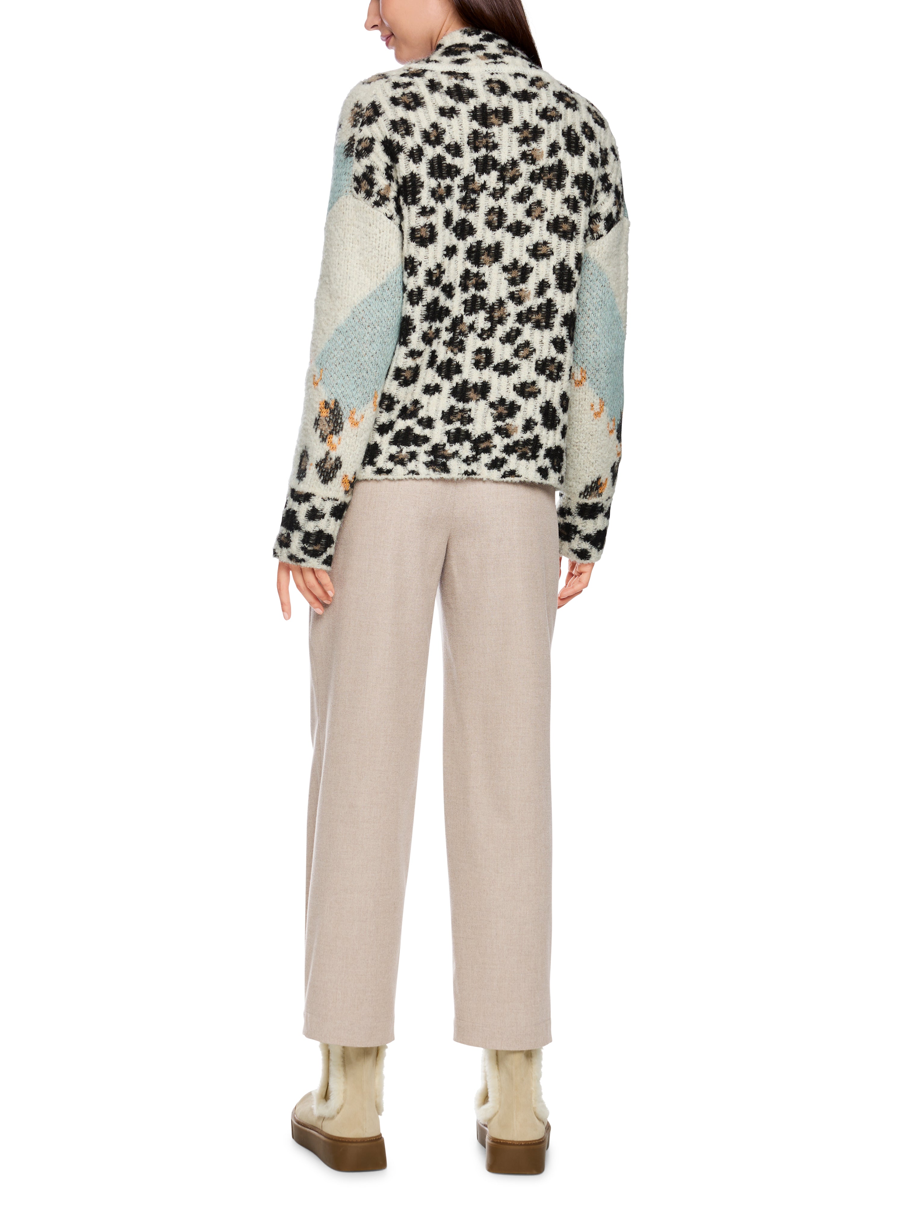 מכנסיים בגזרה ישרה עם קפלים קדמיים, נוחים ונעימים, כוללים אלסטיות קלה. צבע אבן ניטרלי שמתאים לשילוב עם פריטים מחויטים או ללבוש יומיומי.הרכב: 69% פוליאסטר ממוחזר, 29% ויסקוזה, 2% אלסטןהדוגמנית בגובה 1.79 ולובשת מידה 3 של מארק קיין