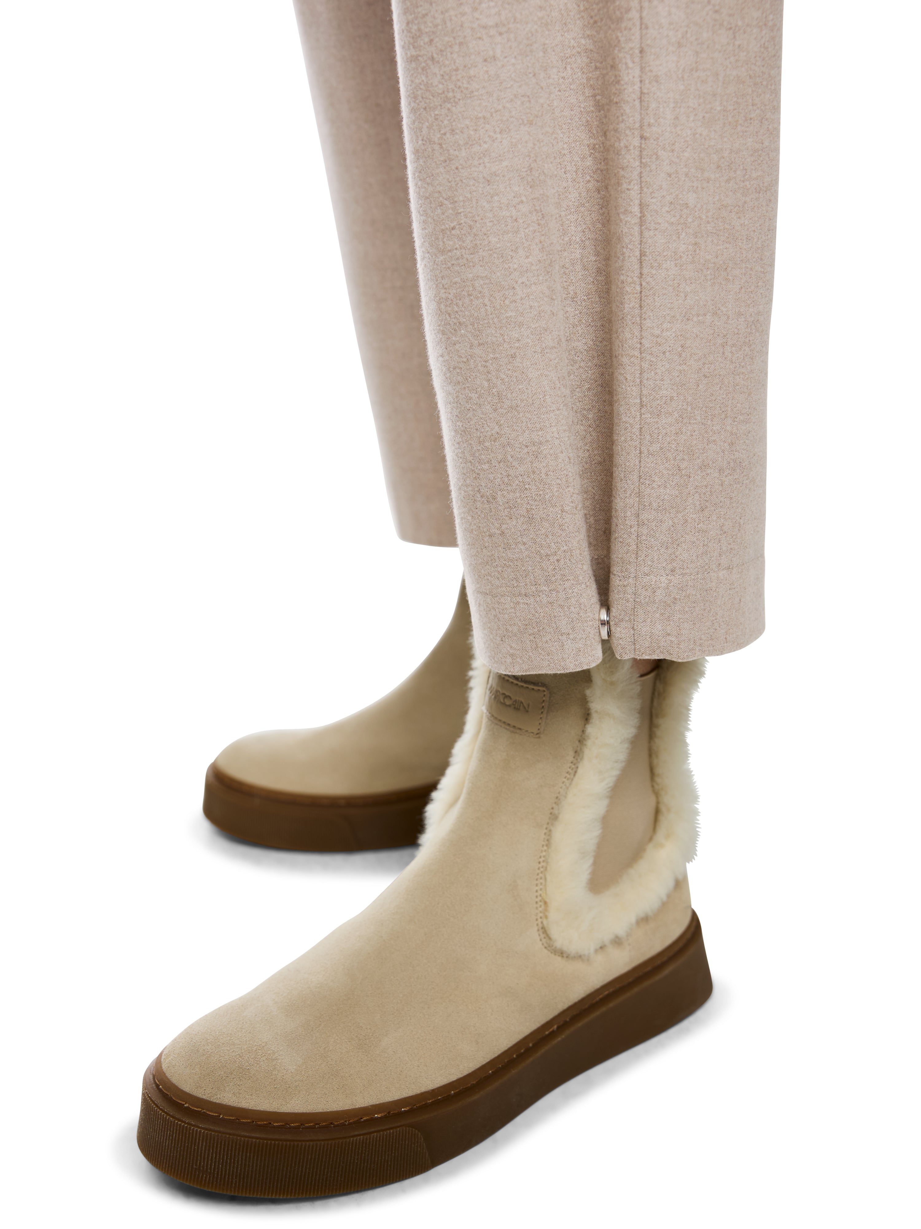 מכנסיים בגזרה ישרה עם קפלים קדמיים, נוחים ונעימים, כוללים אלסטיות קלה. צבע אבן ניטרלי שמתאים לשילוב עם פריטים מחויטים או ללבוש יומיומי.הרכב: 69% פוליאסטר ממוחזר, 29% ויסקוזה, 2% אלסטןהדוגמנית בגובה 1.79 ולובשת מידה 3 של מארק קיין