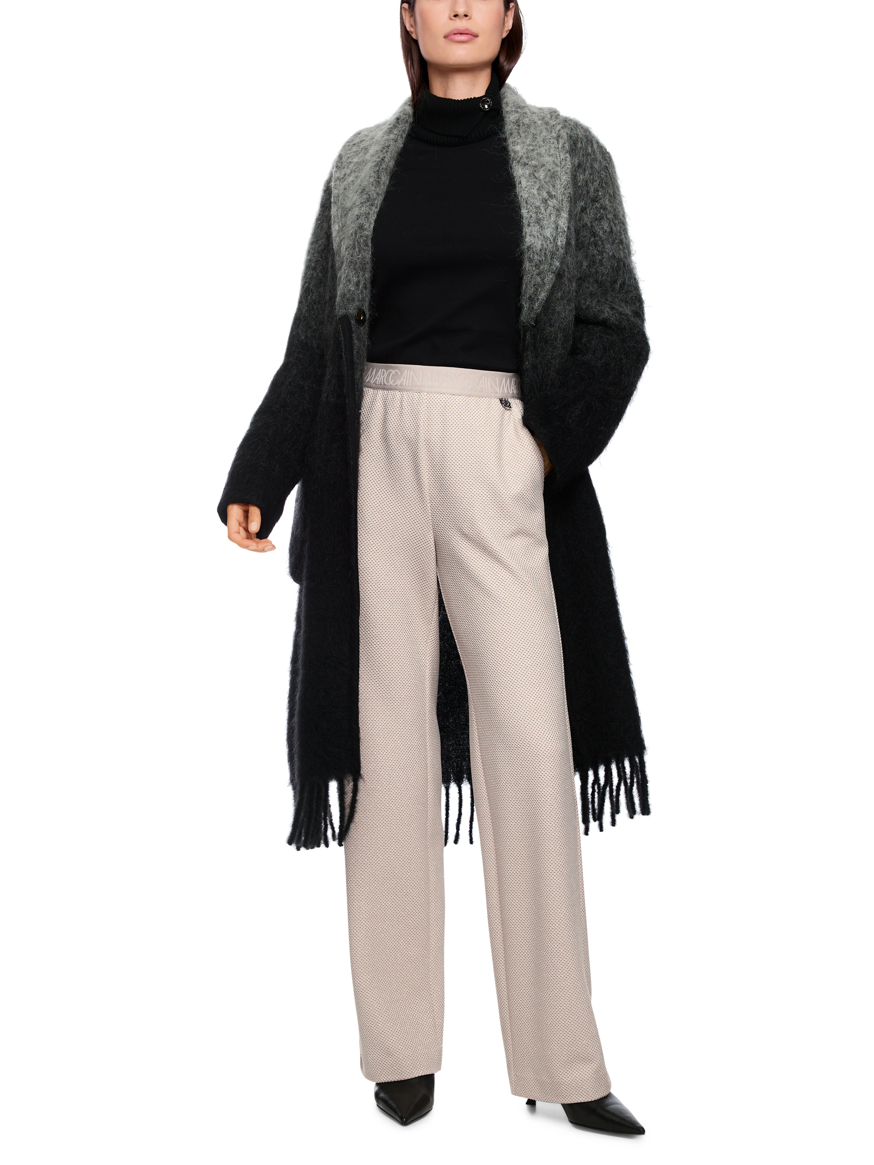 מכנסיים בגזרה מתרחבת, אלסטיים עם מותן גבוההצבע אבן ניטרלי שמתאים גם למראה רשמי וגם ללבוש יומיומיהרכב: 70% פוליאסטר ממוחזר, 23% ויסקוזה, 7% אלסטןהדוגמנית בגובה 1.79 ולובשת מידה 3 של מארק קיין