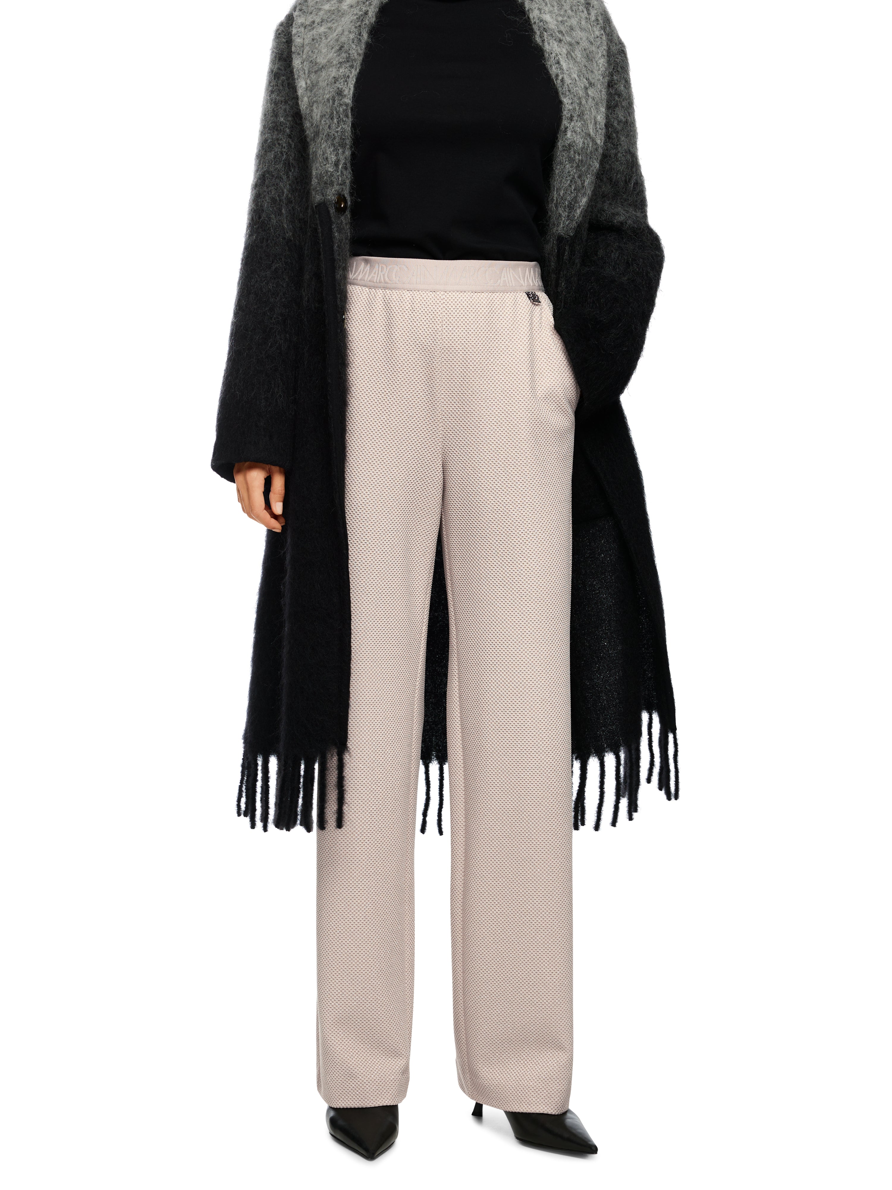 מכנסיים בגזרה מתרחבת, אלסטיים עם מותן גבוההצבע אבן ניטרלי שמתאים גם למראה רשמי וגם ללבוש יומיומיהרכב: 70% פוליאסטר ממוחזר, 23% ויסקוזה, 7% אלסטןהדוגמנית בגובה 1.79 ולובשת מידה 3 של מארק קיין