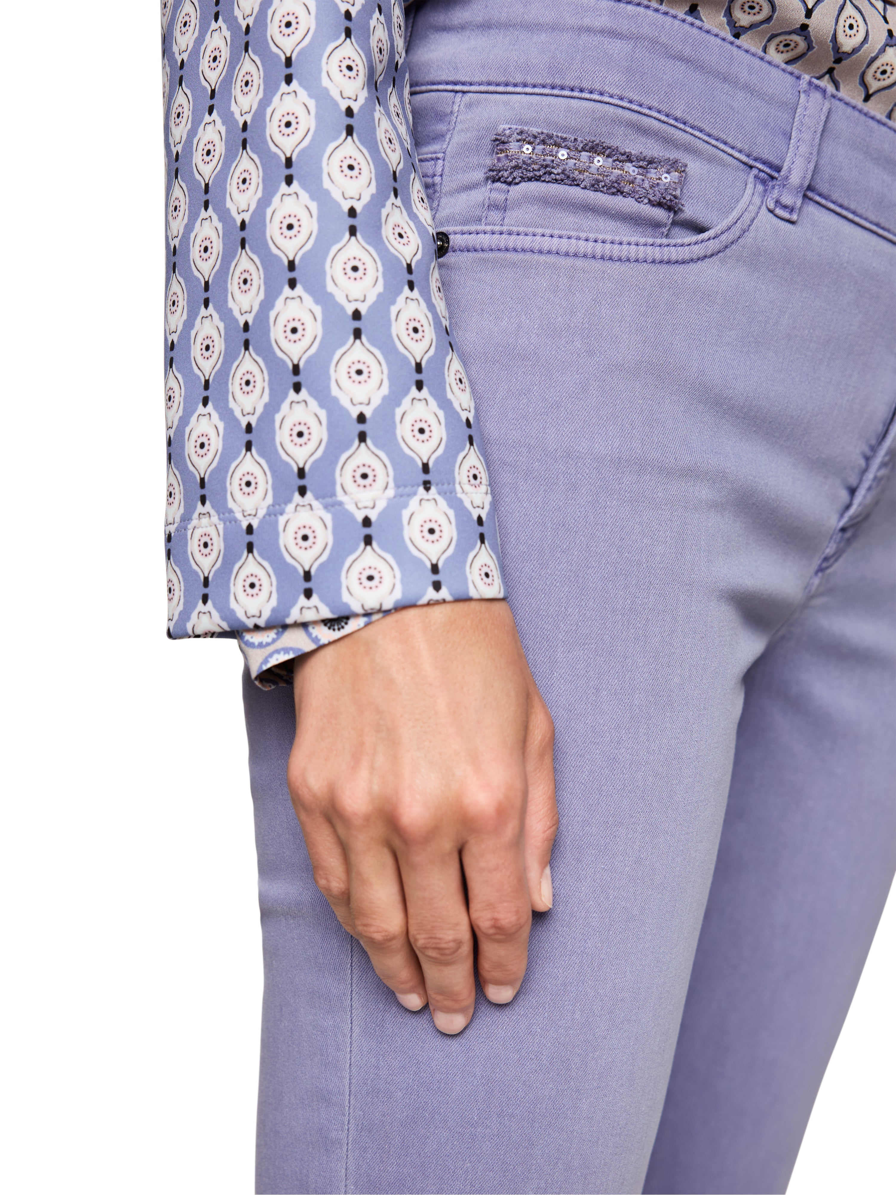 מכנסי ג'ינס בגזרה צמודה עם סגירת כפתור ורוכסןהרכב: 90% כותנה, 8% אלסטומולטיאסטר, 2% אלסטןהדוגמנית בגובה 1.79 ולובשת מידה 3 של מארק קיין