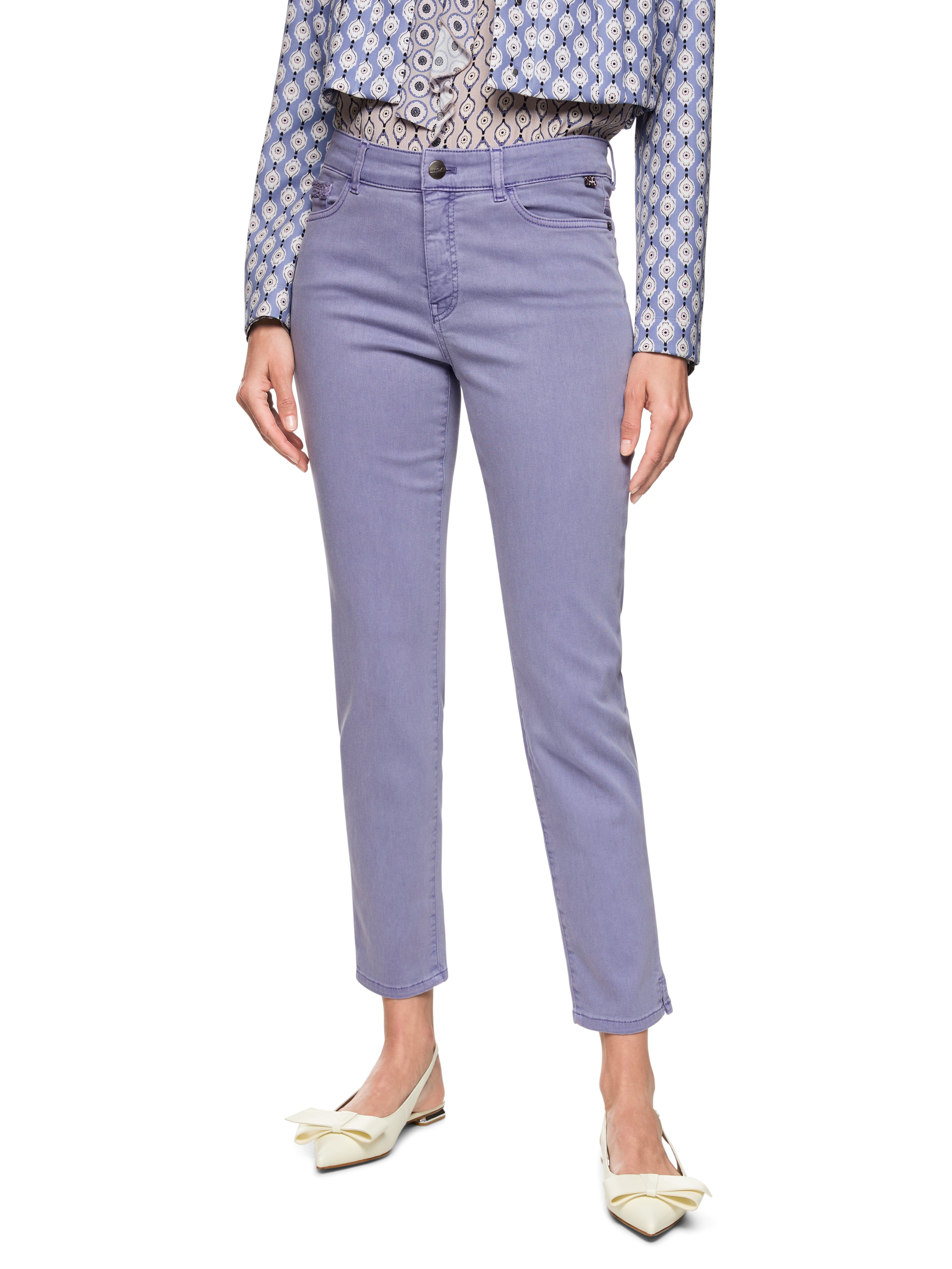 מכנסי ג'ינס בגזרה צמודה עם סגירת כפתור ורוכסןהרכב: 90% כותנה, 8% אלסטומולטיאסטר, 2% אלסטןהדוגמנית בגובה 1.79 ולובשת מידה 3 של מארק קיין