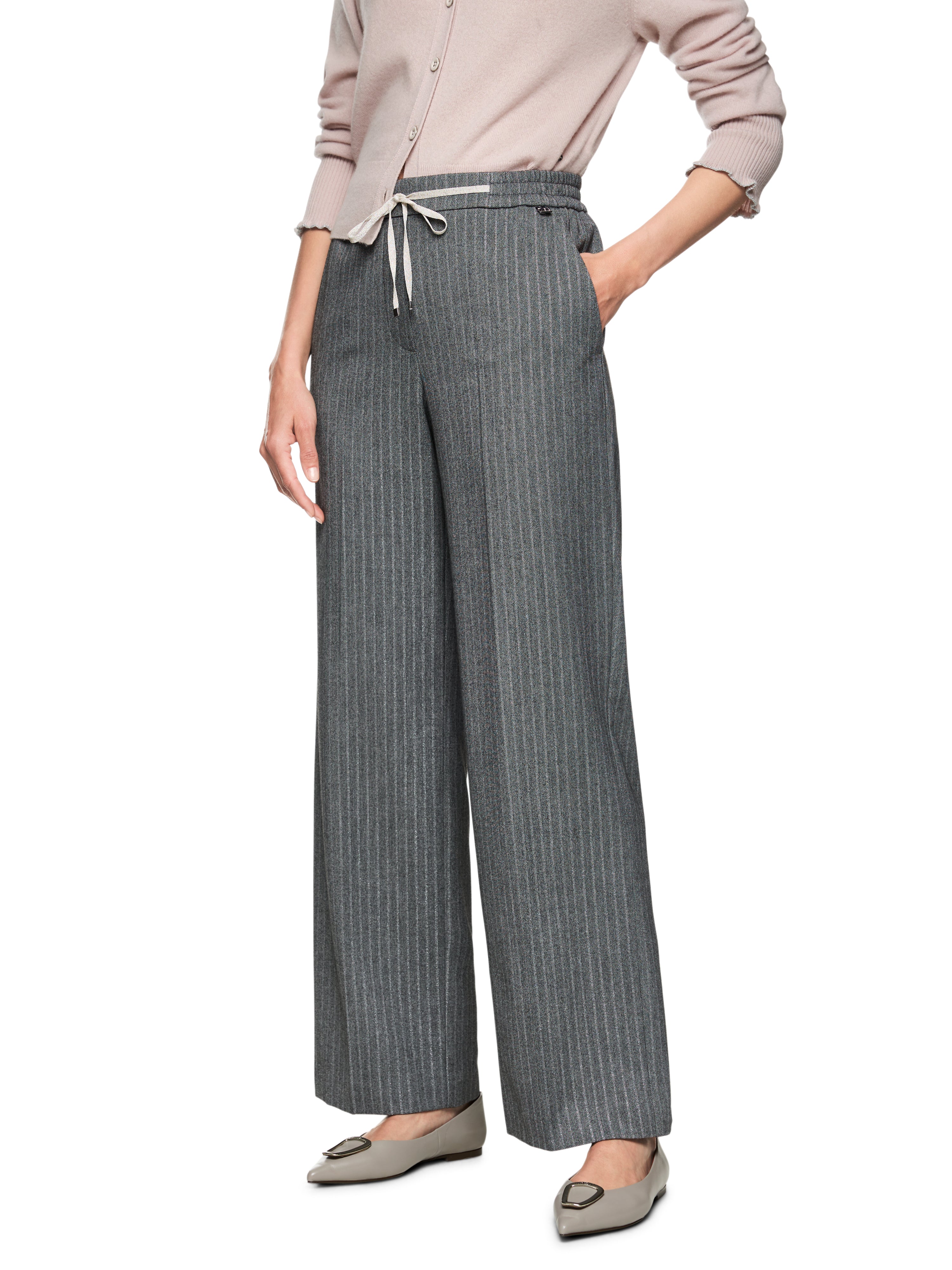 מכנסי סליפ-און רחבים עם גומיית מותן אלסטיתהרכב: 69% פוליאסטר, 29% ויסקוזה, 2% אלסטןהדוגמנית בגובה 1.79 ולובשת מידה 3 של מארק קיין