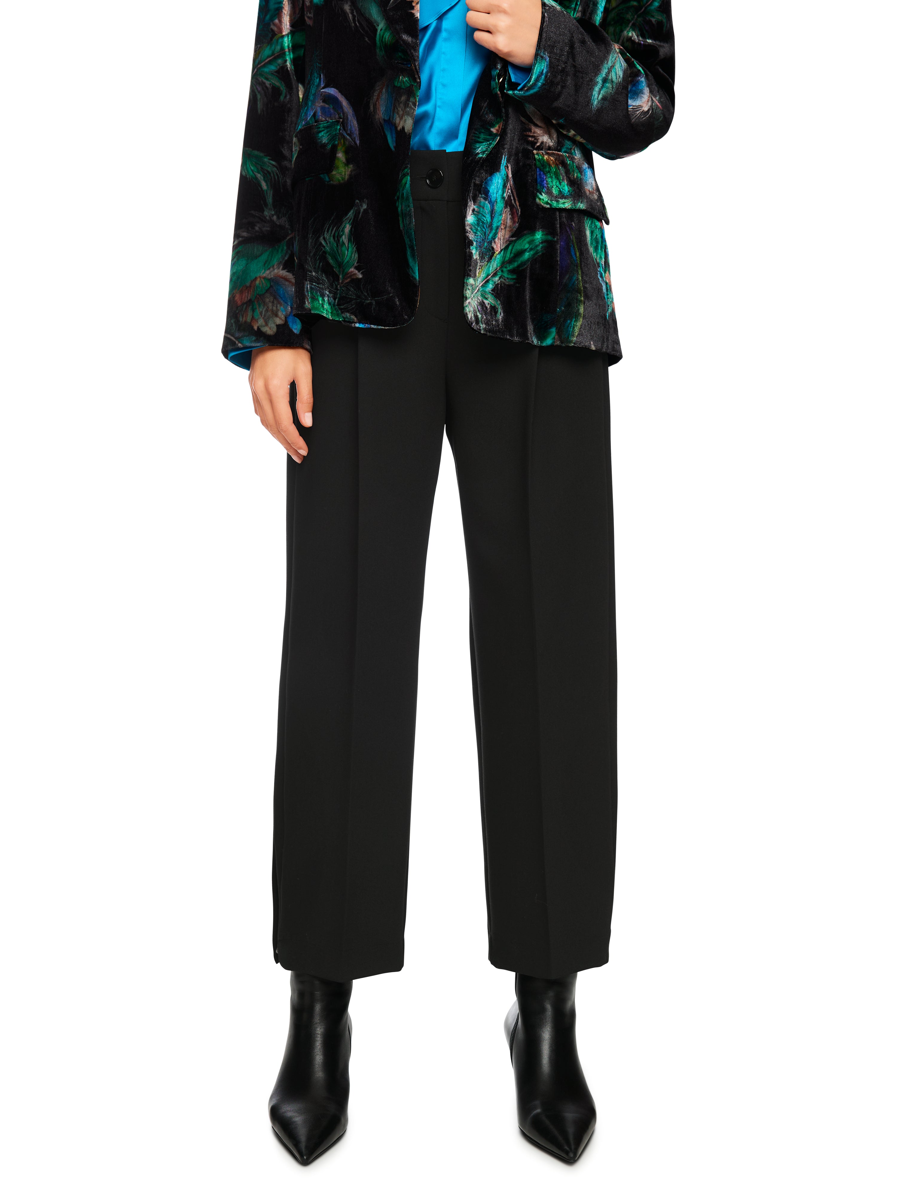 מכנסיים אלגנטיים בגזרה גבוהה עם קו נקי. נוחים ואלסטיים, מתאימים לשילוב יומיומי או למראה רשמי יותרהרכב: 70% פוליאסטר ממוחזר, 23% ויסקוזה, 7% אלסטןהדוגמנית בגובה 1.79 ולובשת מידה 3 של מארק קיין