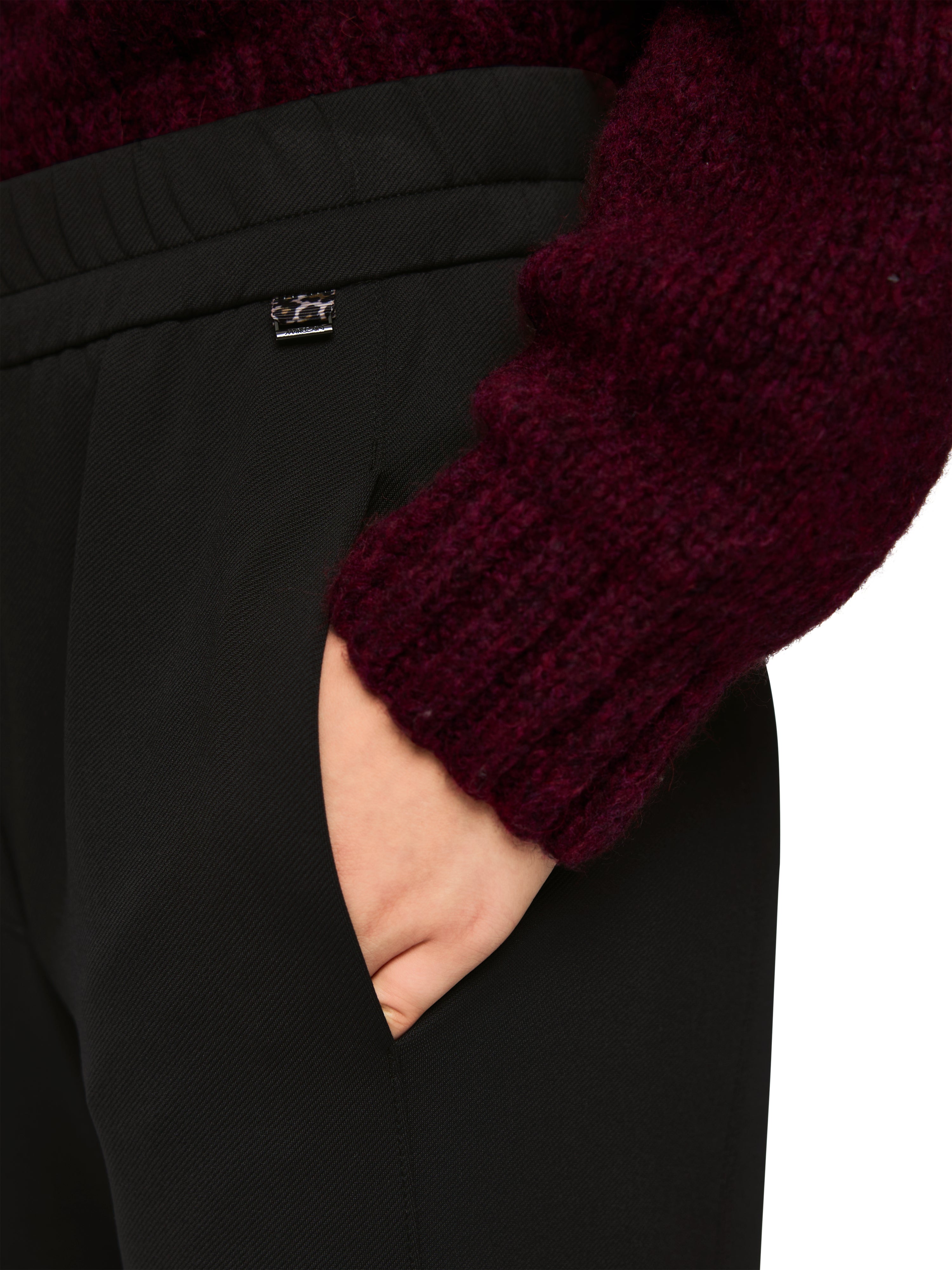 מכנסי ספורטיביים עם גומיית מותן אלסטית וקשירת שרוךהרכב: 95% פוליאמיד, 5% אלסטןהדוגמנית בגובה 1.79 ולובשת מידה 3 של מארק קיין