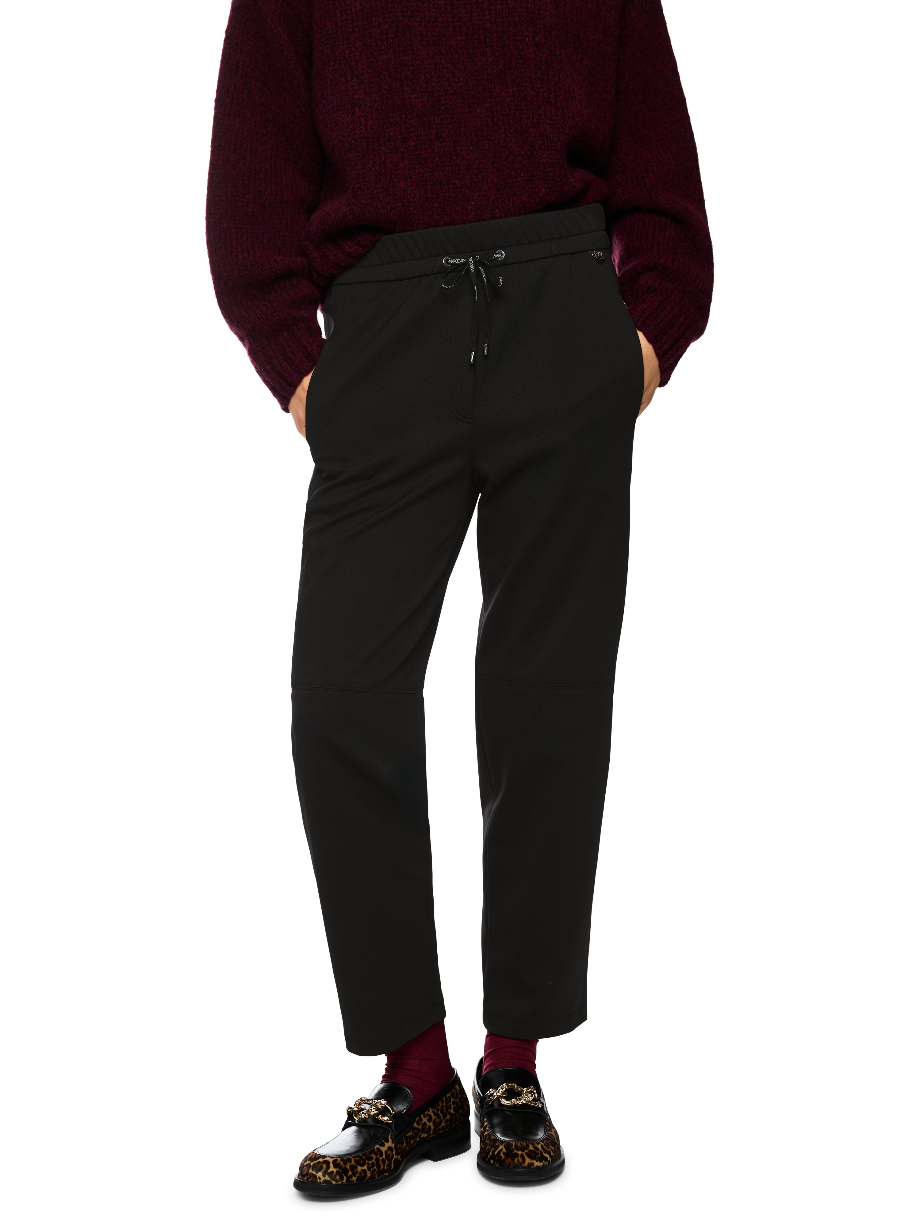 מכנסי ספורטיביים עם גומיית מותן אלסטית וקשירת שרוךהרכב: 95% פוליאמיד, 5% אלסטןהדוגמנית בגובה 1.79 ולובשת מידה 3 של מארק קיין