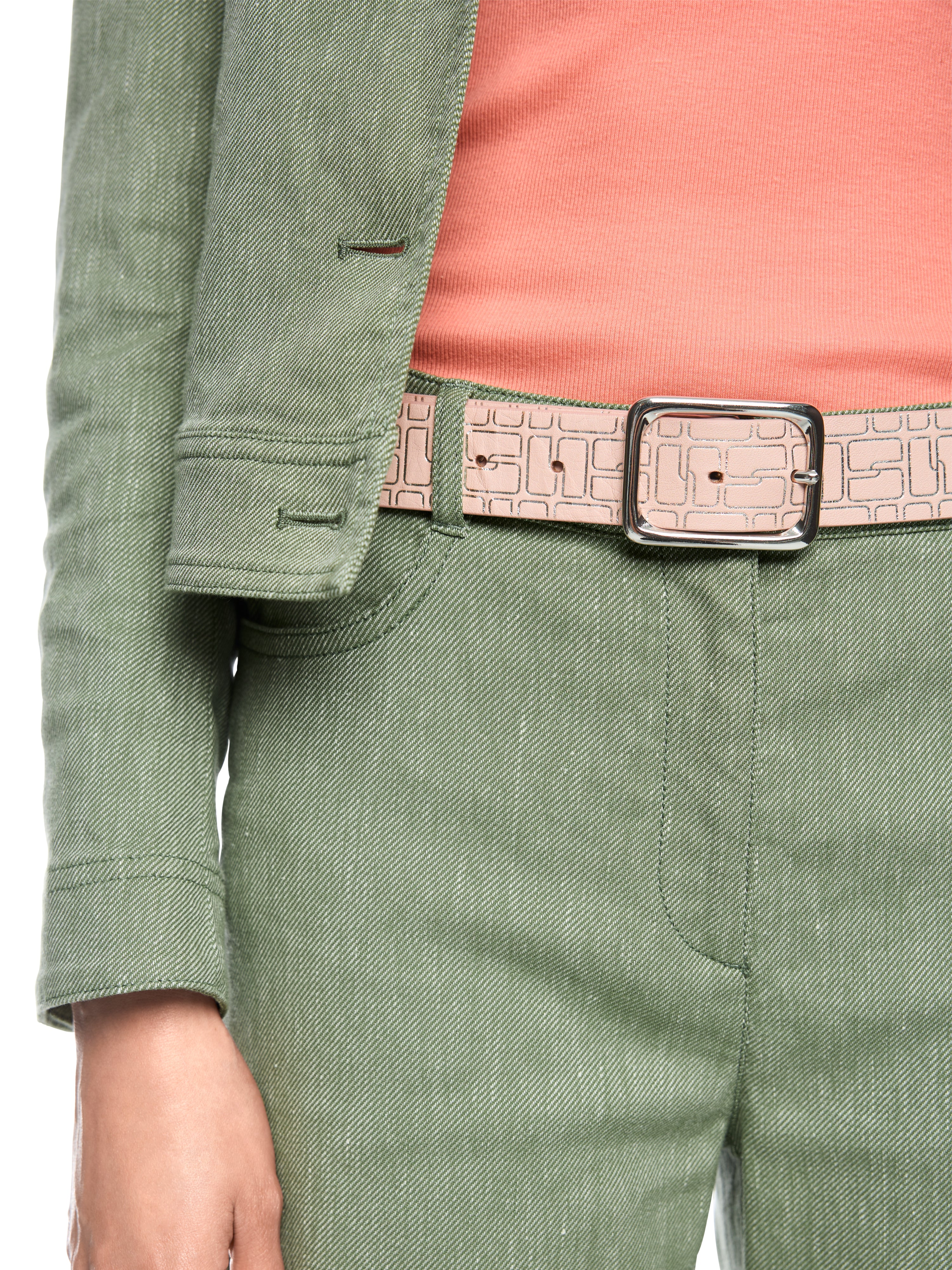 חגורת מותן עשויה עור רך, עם דוגמה כסופה, ואבזם מתכתי לסגירה.רוחב: 3.5 ס"מהרכב: 100% עור