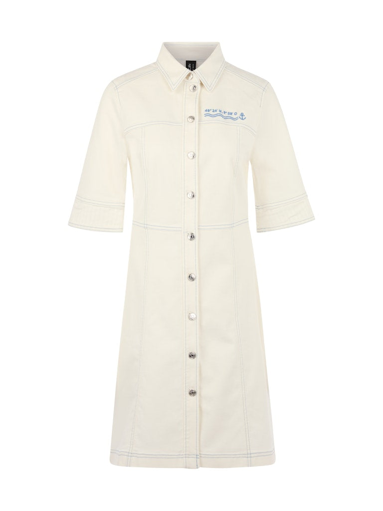 שמלת ג'ינס קצרה, בגזרה צמודה לגוף וצללית A, מבד דנים רך ואלסטי, עם עיטור רקמה בדוגמת מוטיבים מעולם הספינות. לשמלה שרוולים קצרים עם מכפלת רחבה ומתקפלת בדוגמת פסים, צווארון קלאסי, וסגירה באמצעות כפתורים כסופים לכל האורך.הרכב: 98% כותנה, 2% אלסטןהדוגמנית בגובה 1.79 ולובשת מידה 3 של מארק קיין
