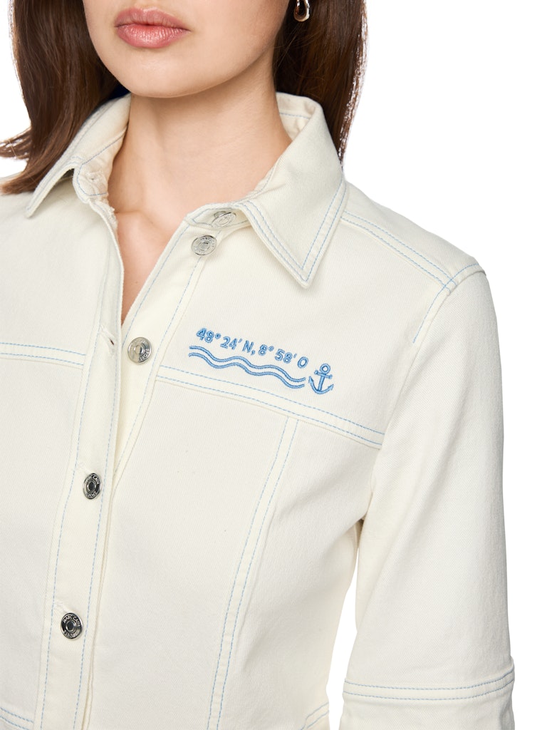 שמלת ג'ינס קצרה, בגזרה צמודה לגוף וצללית A, מבד דנים רך ואלסטי, עם עיטור רקמה בדוגמת מוטיבים מעולם הספינות. לשמלה שרוולים קצרים עם מכפלת רחבה ומתקפלת בדוגמת פסים, צווארון קלאסי, וסגירה באמצעות כפתורים כסופים לכל האורך.הרכב: 98% כותנה, 2% אלסטןהדוגמנית בגובה 1.79 ולובשת מידה 3 של מארק קיין