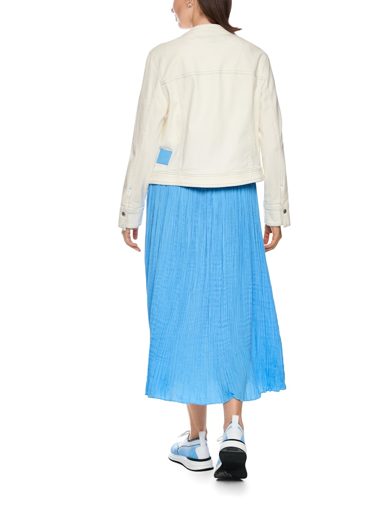 ז'קט ג'ינס מעוטר רקמה בדוגמת מוטיבים מעולם הספינות. גזרה ישרה, עם צווארון עגול, שרוולים ארוכים בסיומת חפתים מתקפלים בדוגמת פסים, שני כיסי צד, וסגירת כפתורים לכל האורך.הרכב: 98% כותנה, 2% אלסטןהדוגמנית בגובה 1.79 ולובשת מידה 3 של מארק קיין