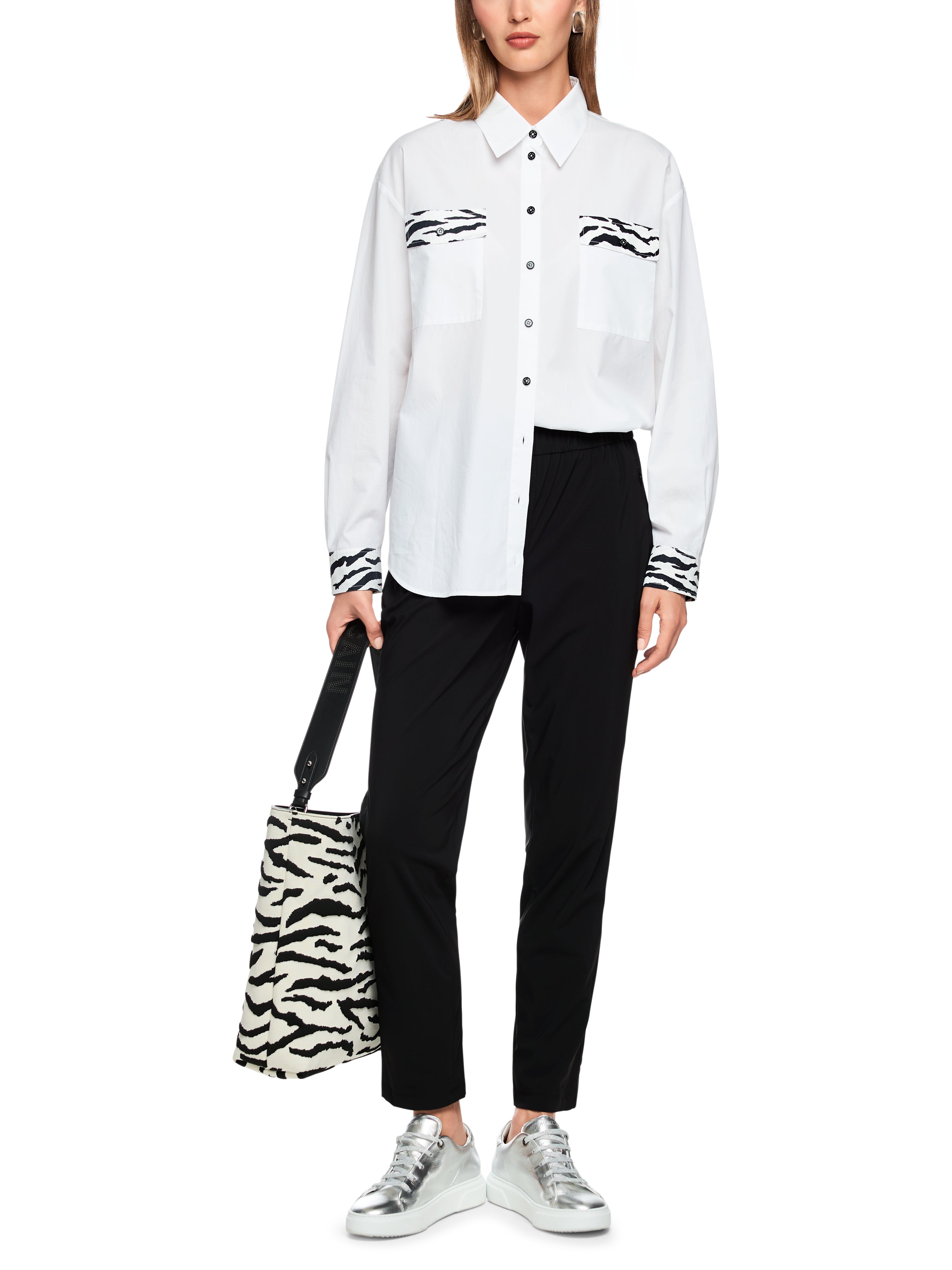 חולצה סגנון קלאסי בגזרה רחבה עם אלמנטים של הדפסהרכב: 100% כותנההדוגמנית בגובה 1.79 ולובשת מידה 3 של מארק קיין