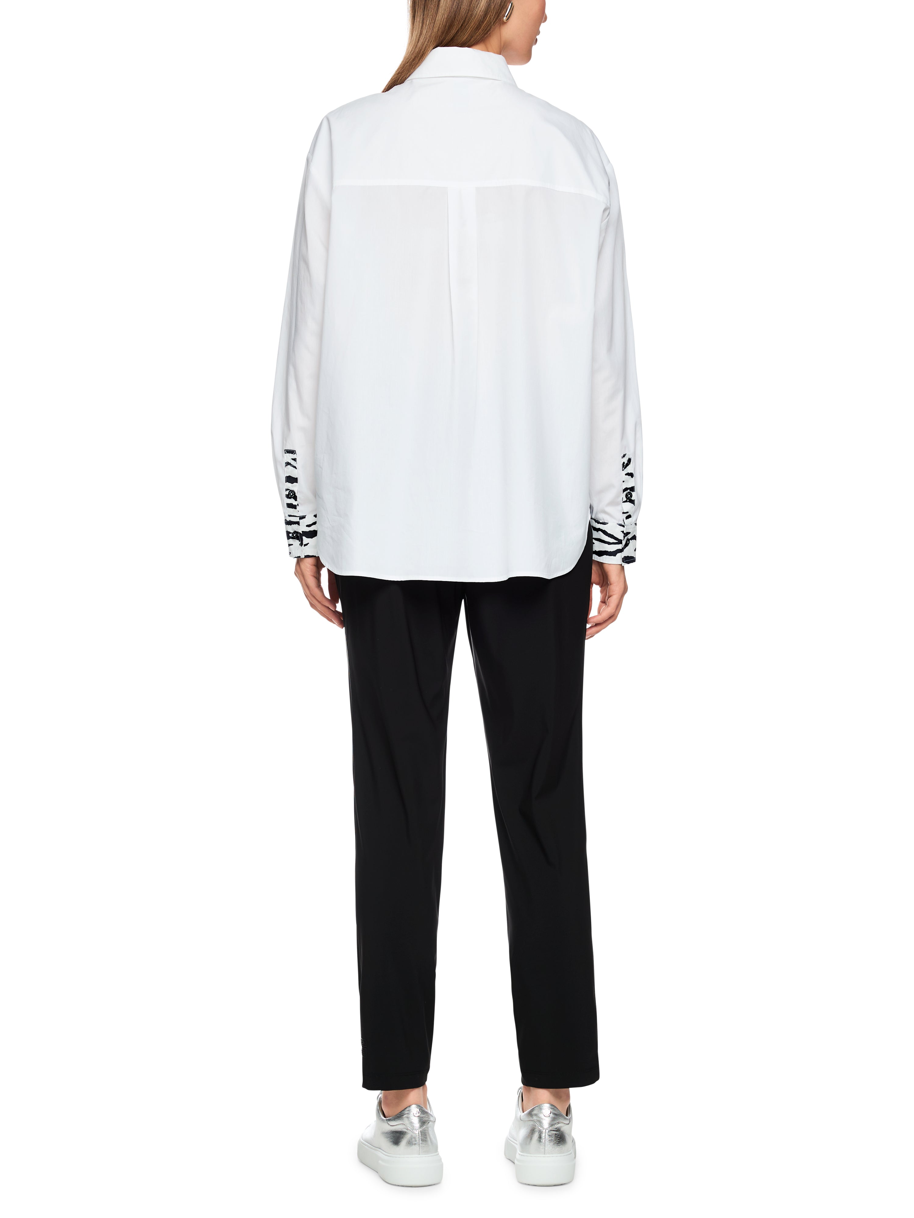 חולצה סגנון קלאסי בגזרה רחבה עם אלמנטים של הדפסהרכב: 100% כותנההדוגמנית בגובה 1.79 ולובשת מידה 3 של מארק קיין