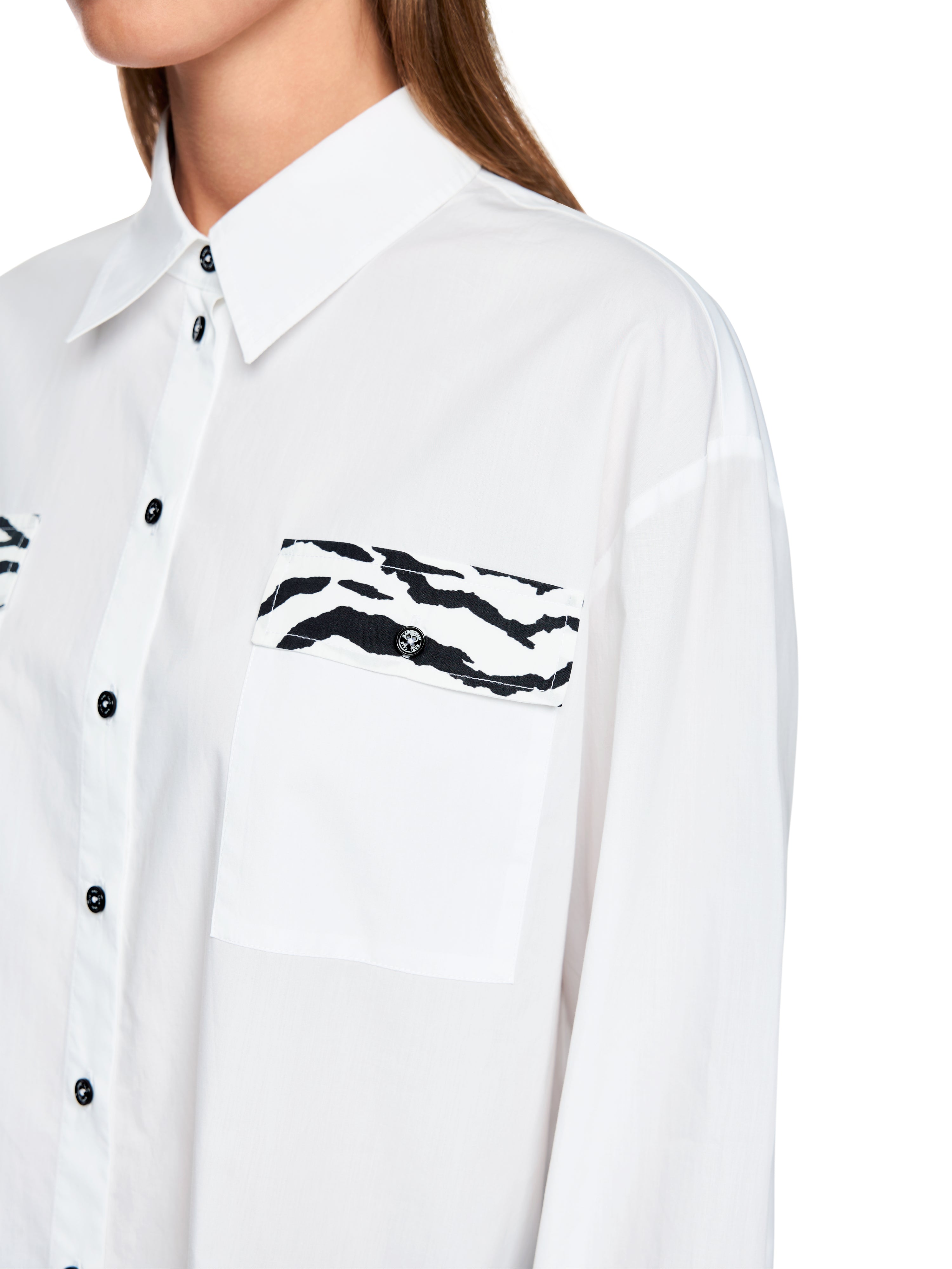 חולצה סגנון קלאסי בגזרה רחבה עם אלמנטים של הדפסהרכב: 100% כותנההדוגמנית בגובה 1.79 ולובשת מידה 3 של מארק קיין