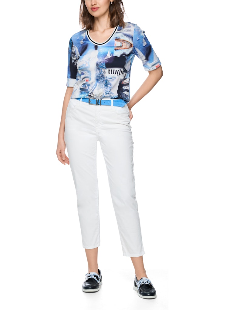 מכנסיים בגזרה קלאסית ונוחה, מבד כותנה אלסטי וקליל. עם רגל ישרה, מכפלת בגובה הקרסול, ומותן בגובה סטנדרטי. שני כיסי צד, שני כיסים אחוריים, לולאות לחגורה, וסגירה באמצעות רוכסן וכפתור.הרכב: 97% כותנה, 3% אלסטןהדוגמנית בגובה 1.79 ולובשת מידה 3 של מארק קיין