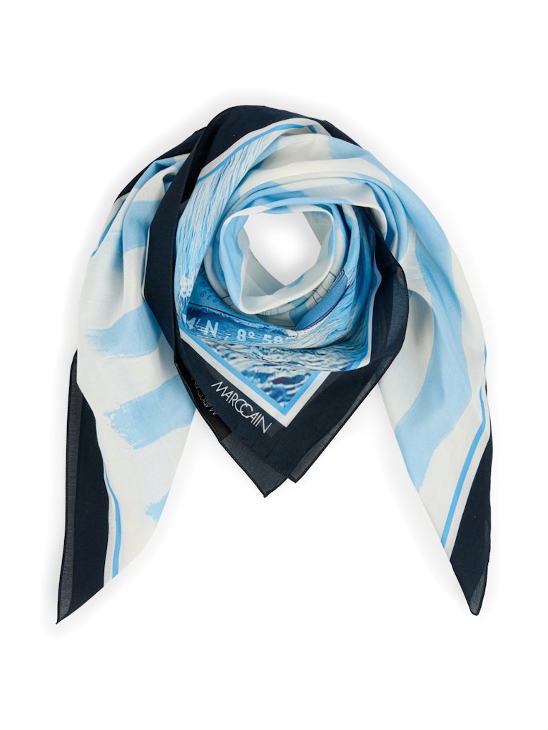 צעיף קשירה מרובע עשוי מתערובת כותנה-משי רכה ועדינה, בהדפס בגווני כחול לבן של מוטיבים מעולם הספינות.מידות: אורך- 68 ס"מ, רוחב- 68 ס"מהרכב: 77% כותנה, 23% משי