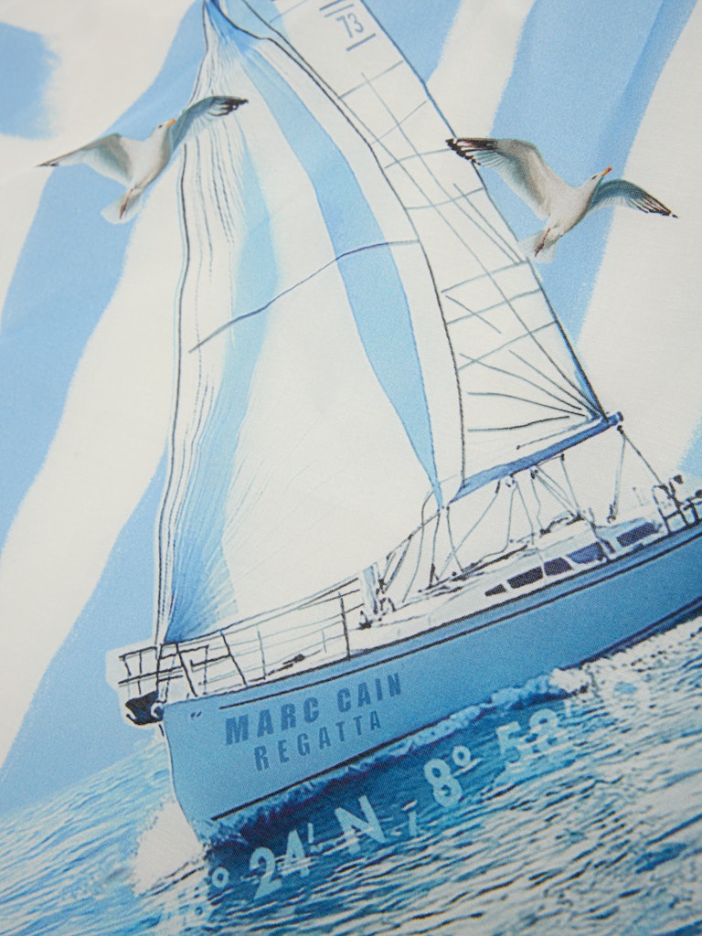 צעיף קשירה מרובע עשוי מתערובת כותנה-משי רכה ועדינה, בהדפס בגווני כחול לבן של מוטיבים מעולם הספינות.מידות: אורך- 68 ס"מ, רוחב- 68 ס"מהרכב: 77% כותנה, 23% משי