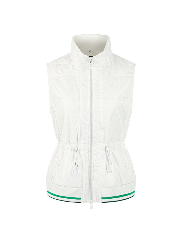 וסט מרופד בעיצוב ספורטיבי, עם הדפס בדוגמת לבבות. גזרה ישרה, עם שרוכי גומי מתכווננים במותניים להתאמה אישית, צווארון עומד, כיסים צדדיים הניתנים לסגירה, ורוכסן דו כיווני, בגימור מנג'ט ארוג בדוגמת פסים צבעוניים.הרכב: 65% פוליאמיד, 35% פוליאסטרהדוגמנית בגובה 1.79 ולובשת מידה 3 של מארק קיין