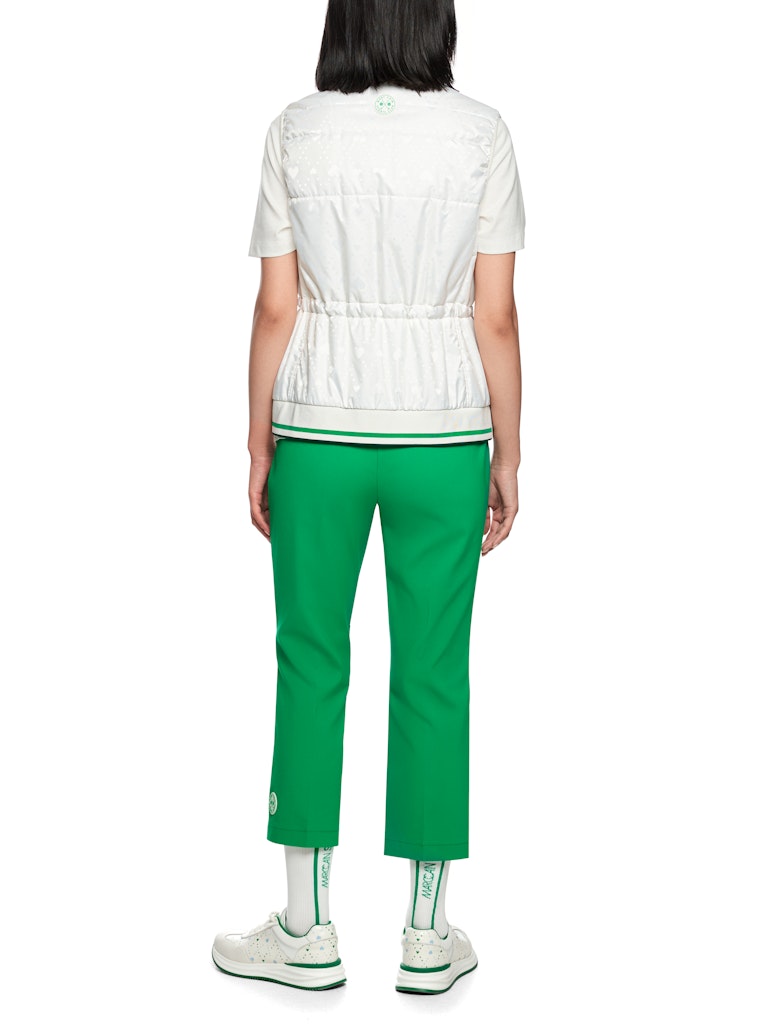 וסט מרופד בעיצוב ספורטיבי, עם הדפס בדוגמת לבבות. גזרה ישרה, עם שרוכי גומי מתכווננים במותניים להתאמה אישית, צווארון עומד, כיסים צדדיים הניתנים לסגירה, ורוכסן דו כיווני, בגימור מנג'ט ארוג בדוגמת פסים צבעוניים.הרכב: 65% פוליאמיד, 35% פוליאסטרהדוגמנית בגובה 1.79 ולובשת מידה 3 של מארק קיין