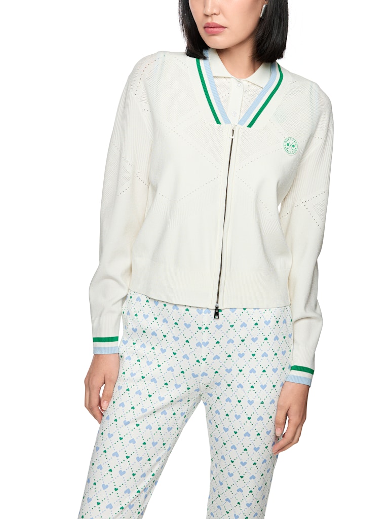 קרדיגן בעיצוב ספורטיבי, עשוי סריג ויסקוזה רך וקליל, עם דוגמת חורים עדינה. גזרה ישרה ונינוחה, עם רוכסן דו כיווני לסגירה, צווארון וי, ושרוולים ארוכים בגימור פסים צבעוניים.הרכב: 78% ויסקוזה, 22% פוליאסטרהדוגמנית בגובה 1.79 ולובשת מידה 3 של מארק קיין