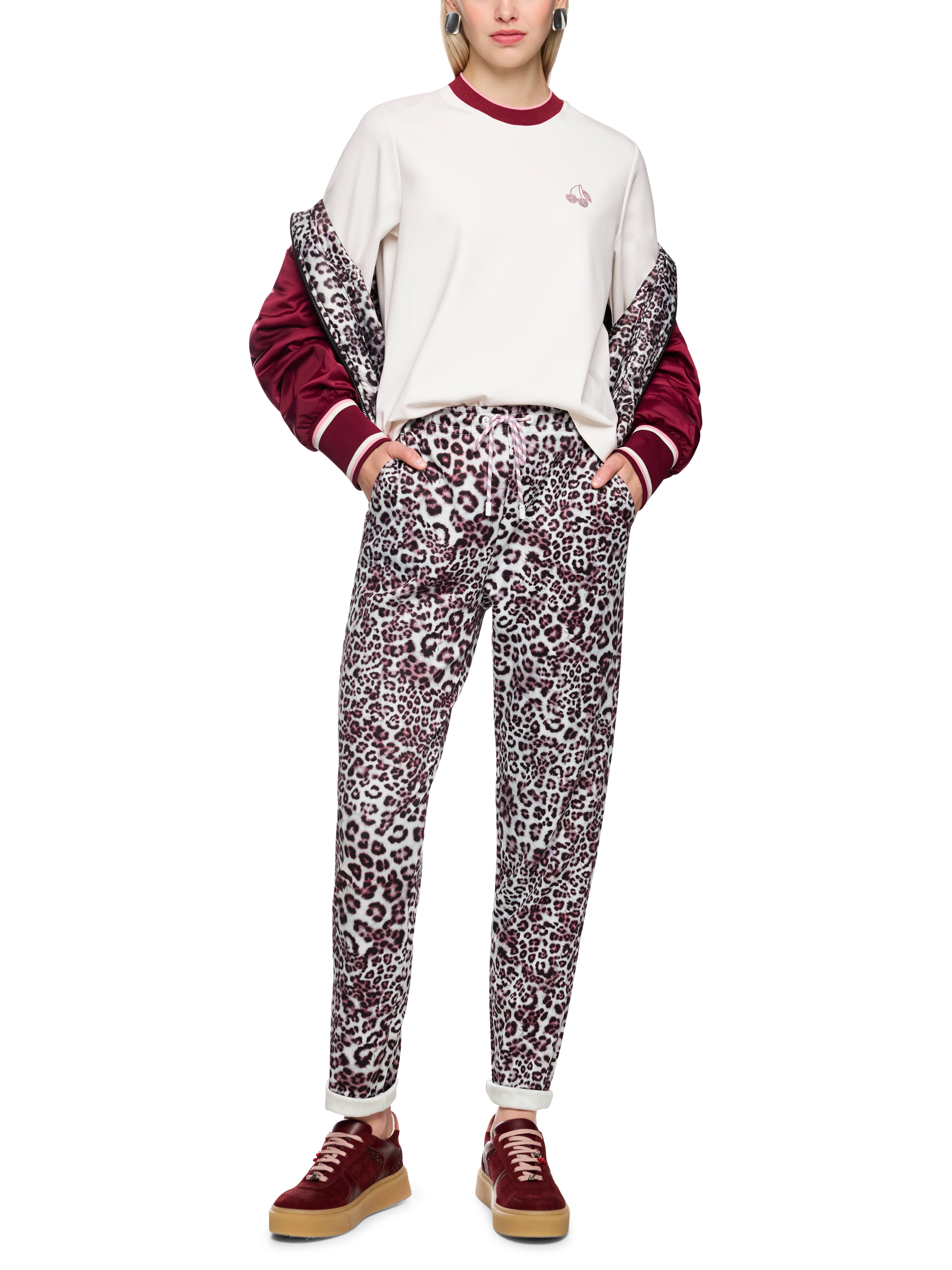 חולצת טי בגזרה ישרה ונינוחה, עם שרוולים באורך המרפק.הרכב: 47% כותנה, 47% מודל, 6% אלסטןהדוגמנית בגובה 1.79 ולובשת מידה 3 של מארק קיין