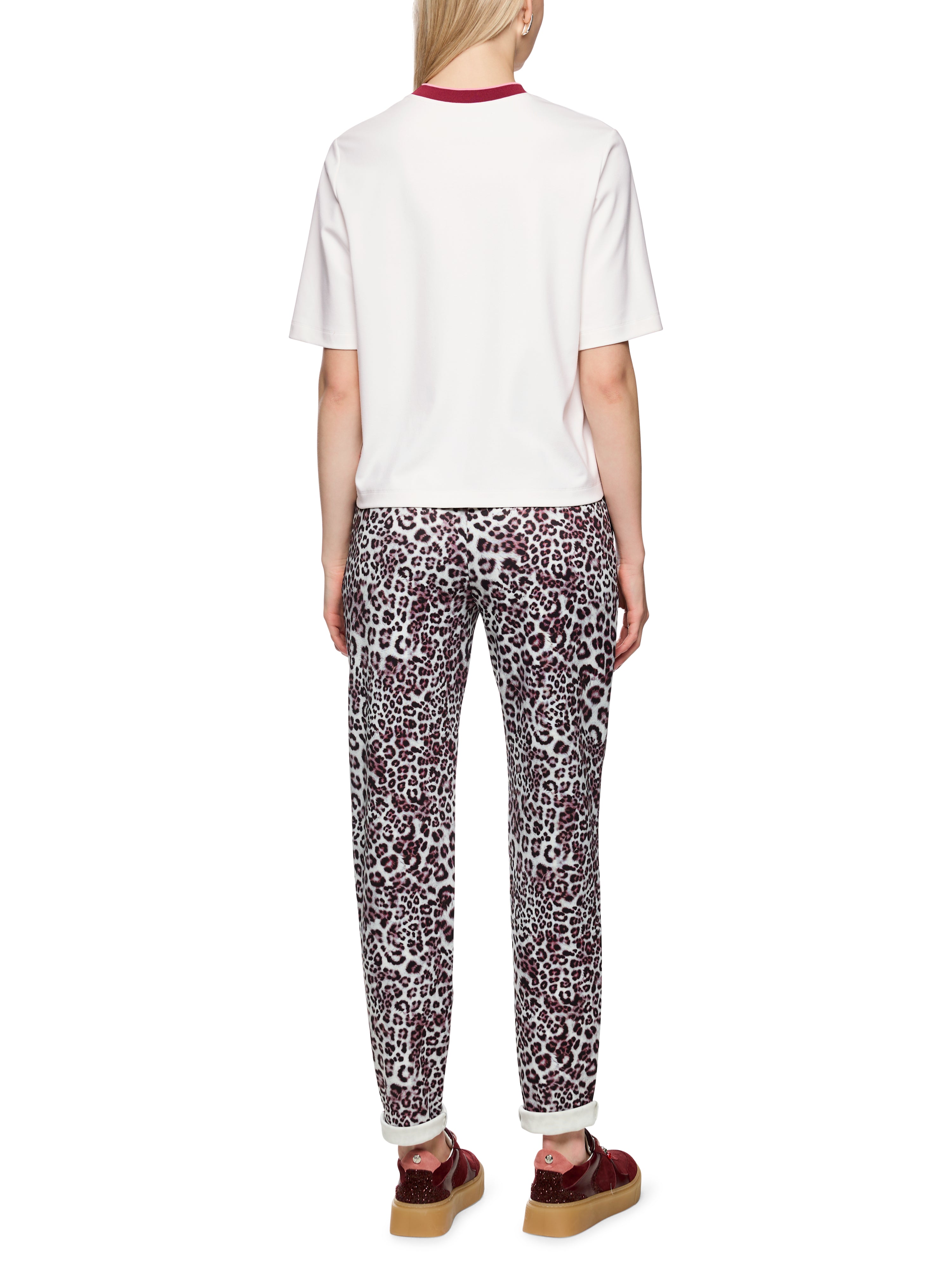 חולצת טי בגזרה ישרה ונינוחה, עם שרוולים באורך המרפק.הרכב: 47% כותנה, 47% מודל, 6% אלסטןהדוגמנית בגובה 1.79 ולובשת מידה 3 של מארק קיין