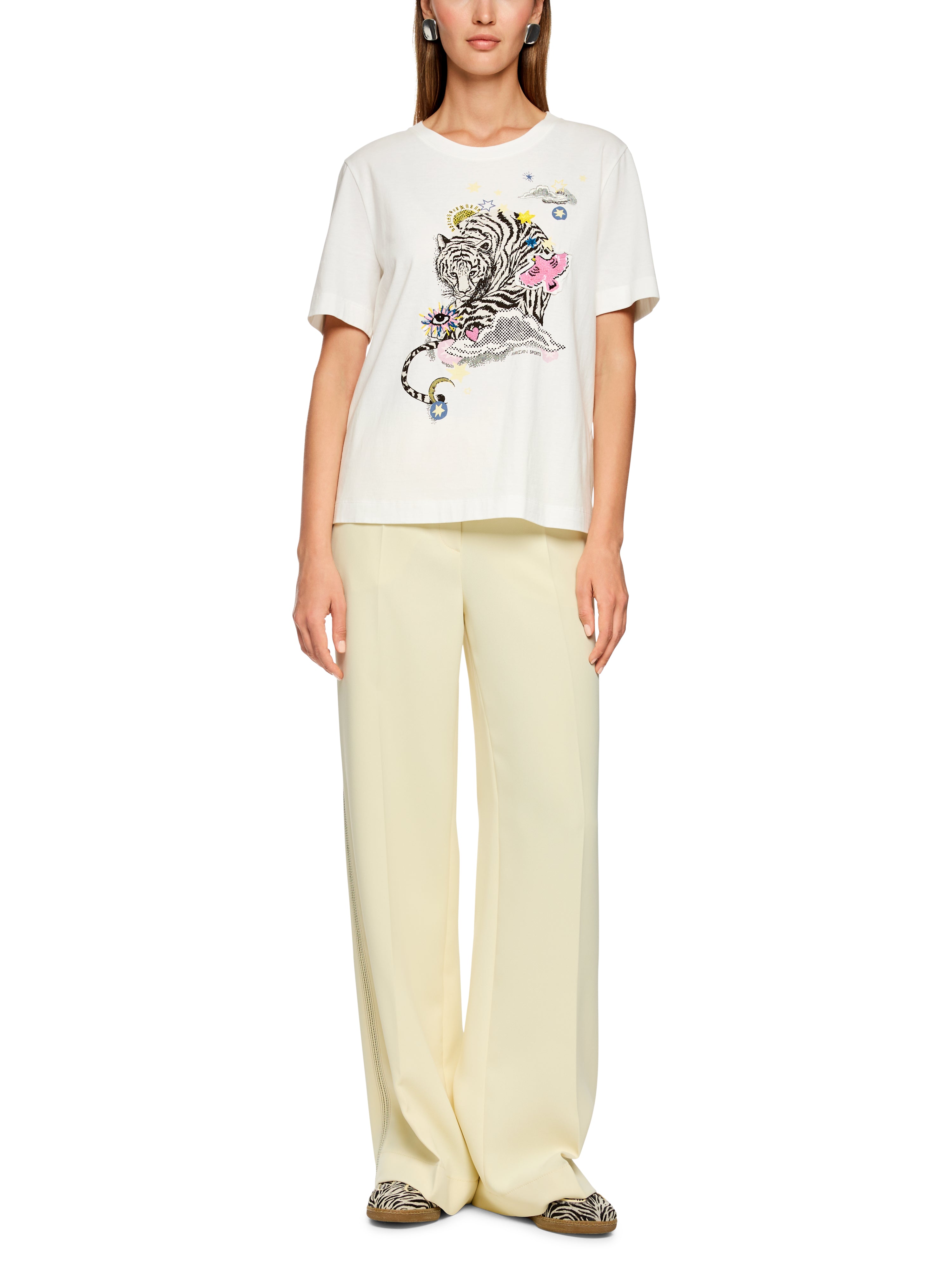 חולצת טי עשויה כותנה בגזרה ישרה עם צווארון עגול והדפס בחזיתהרכב: 100% כותנההדוגמנית בגובה 1.79 ולובשת מידה 3 של מארק קיין