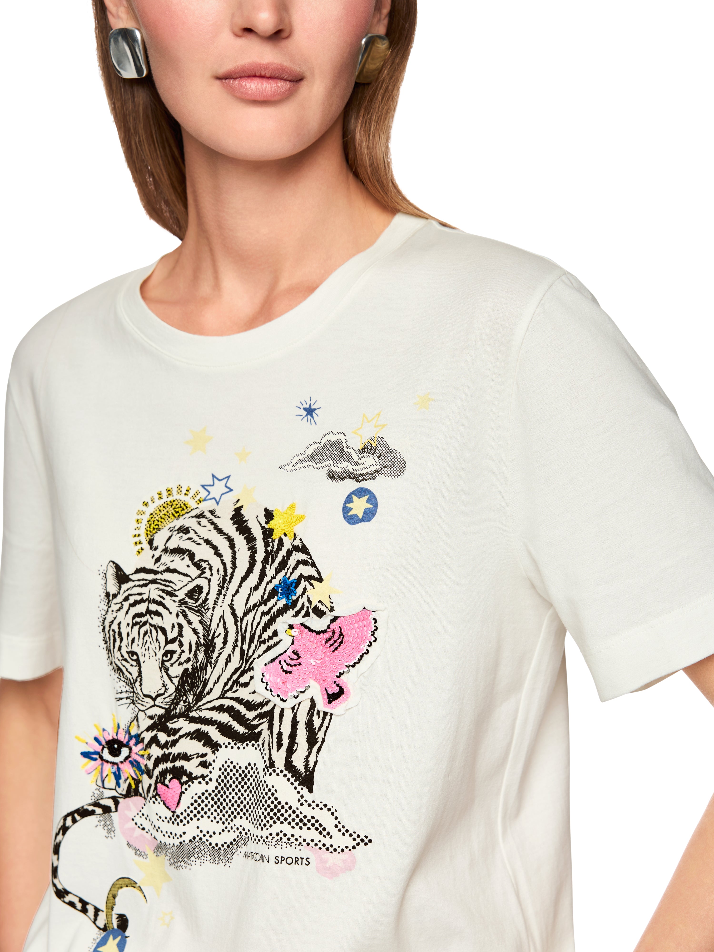 חולצת טי עשויה כותנה בגזרה ישרה עם צווארון עגול והדפס בחזיתהרכב: 100% כותנההדוגמנית בגובה 1.79 ולובשת מידה 3 של מארק קיין