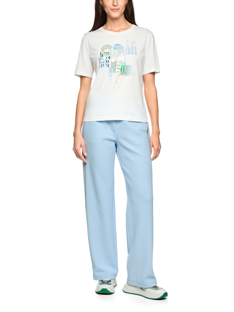 חולצת טישירט בגזרה רחבה, עשויה כותנה רכה ונעימה במיוחד. עם שרוולים קצרים, צווארון עגול, והדפס חזיתי צבעוני בשילוב רקמת פאייטים שקופים עדינה.הרכב: 100% כותנההדוגמנית בגובה 1.79 ולובשת מידה 3 של מארק קיין