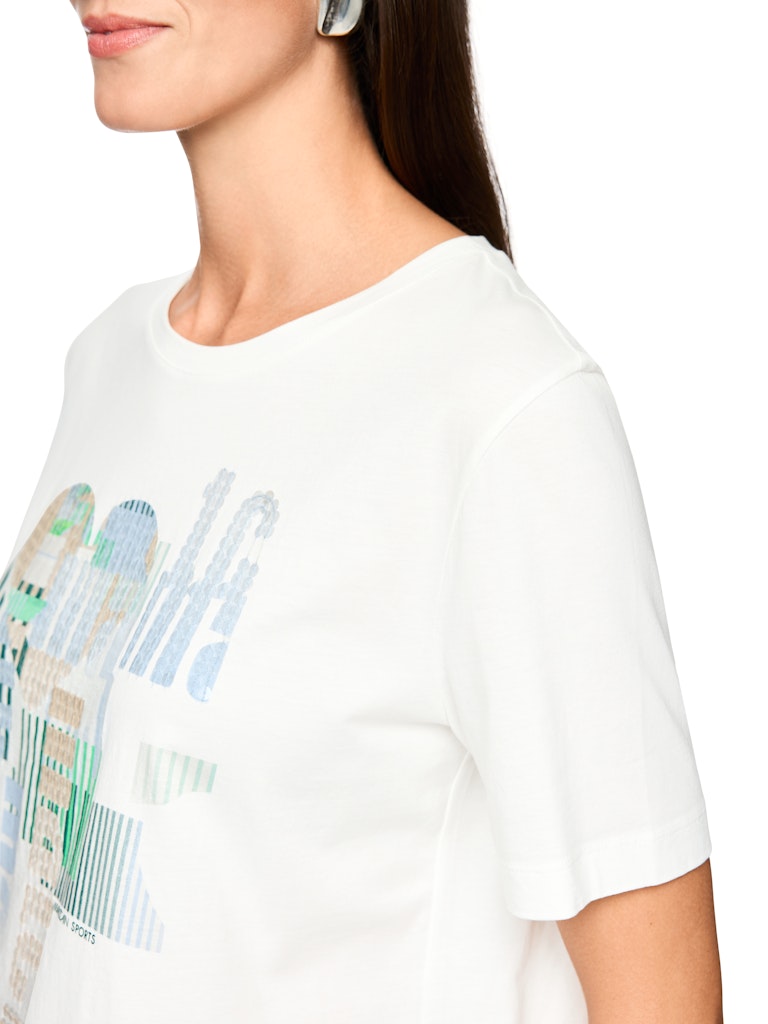 חולצת טישירט בגזרה רחבה, עשויה כותנה רכה ונעימה במיוחד. עם שרוולים קצרים, צווארון עגול, והדפס חזיתי צבעוני בשילוב רקמת פאייטים שקופים עדינה.הרכב: 100% כותנההדוגמנית בגובה 1.79 ולובשת מידה 3 של מארק קיין