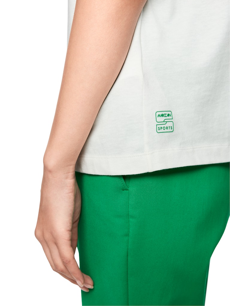 חולצת טישירט בגזרה רחבה, עשויה כותנה אורגנית רכה ונעימה במיוחד. עם שרוולים קצרים, צווארון עגול, והדפס חזיתי בשילוב אבני חן.הרכב: 100% כותנה אורגניתהדוגמנית בגובה 1.79 ולובשת מידה 3 של מארק קיין