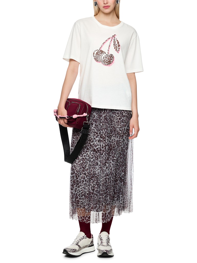 חולצת טישירט בגזרה ישרה ונינוחה, עם שרוולים קצרים וצווארון עגול, והדפס חזיתי של דובדבנים בדוגמה מנומרת.הרכב: 100% כותנה אורגניתהדוגמנית בגובה 1.79 ולובשת מידה 3 של מארק קיין