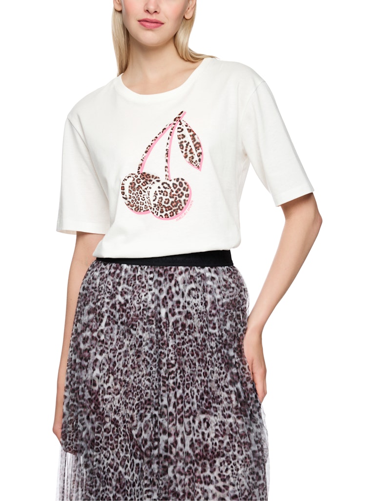 חולצת טישירט בגזרה ישרה ונינוחה, עם שרוולים קצרים וצווארון עגול, והדפס חזיתי של דובדבנים בדוגמה מנומרת.הרכב: 100% כותנה אורגניתהדוגמנית בגובה 1.79 ולובשת מידה 3 של מארק קיין