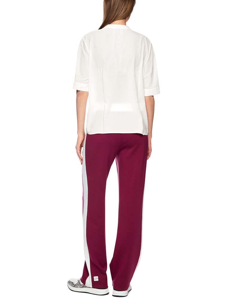 חולצה בגזרה רחבה, מבד קליל וזורם. עם שרוולים קצרים, וצווארון V עם קפל בתחתית המקנה לה צללית ייחודית. הרכב: 100% פוליאסטרהדוגמנית בגובה 1.79 ולובשת מידה 3 של מארק קיין