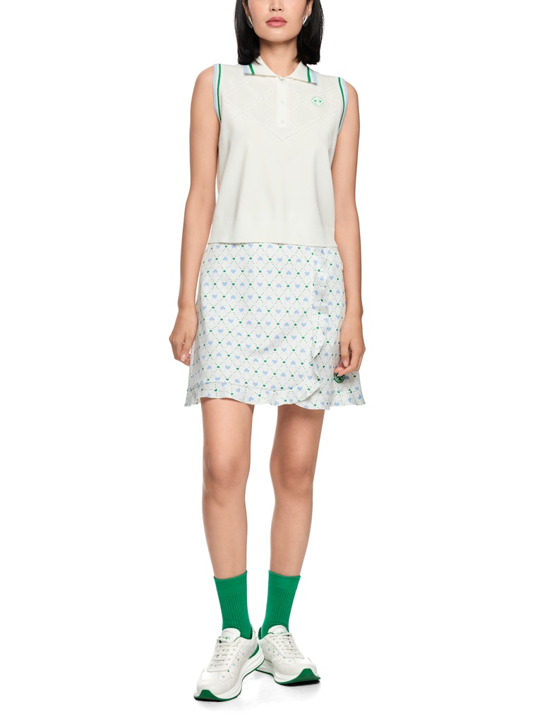 חולצה ללא שרוולים בעיצוב ספורטיבי, עשויה סריג ויסקוזה רך וקליל, עם דוגמת חורים עדינה. צווארון פולו עם שורת 3 כפתורים קצרה, וגימור פסים צבעוניים סביב הזרועות.הרכב: 78% ויסקוזה, 22% פוליאסטרהדוגמנית בגובה 1.79 ולובשת מידה 3 של מארק קיין