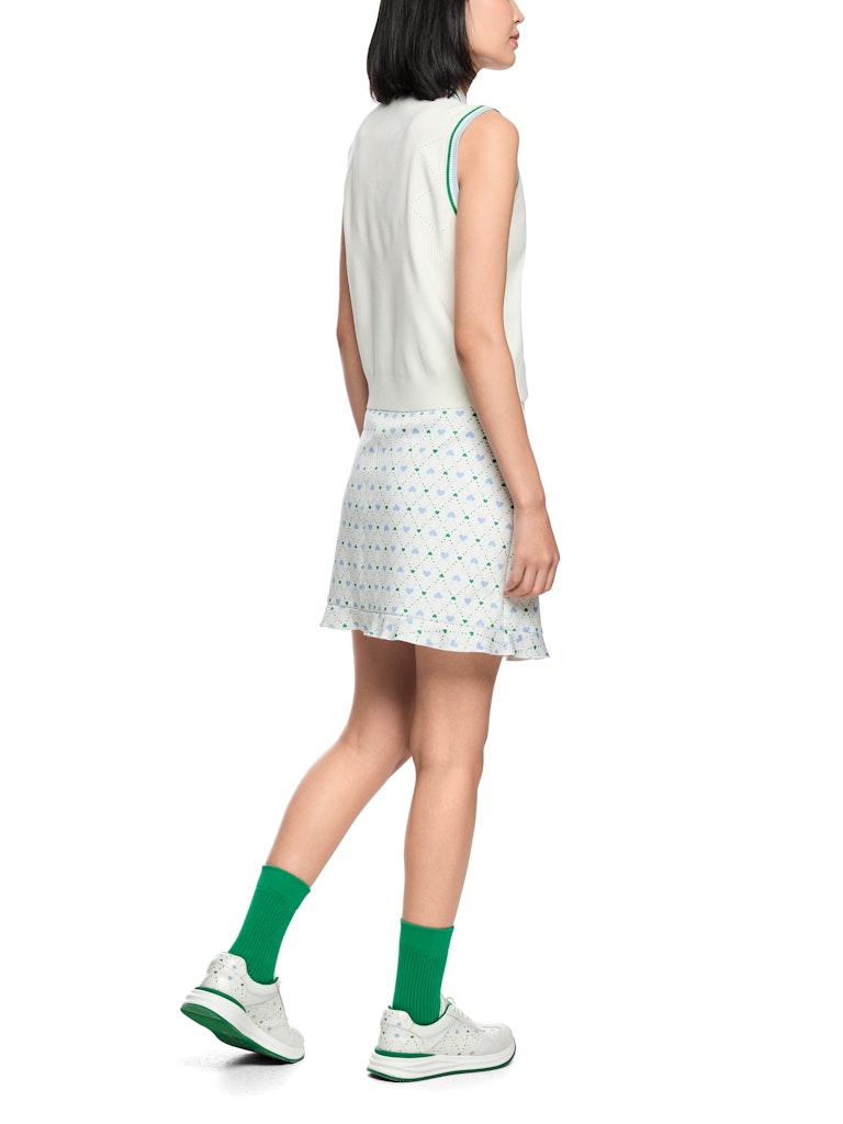 חולצה ללא שרוולים בעיצוב ספורטיבי, עשויה סריג ויסקוזה רך וקליל, עם דוגמת חורים עדינה. צווארון פולו עם שורת 3 כפתורים קצרה, וגימור פסים צבעוניים סביב הזרועות.הרכב: 78% ויסקוזה, 22% פוליאסטרהדוגמנית בגובה 1.79 ולובשת מידה 3 של מארק קיין