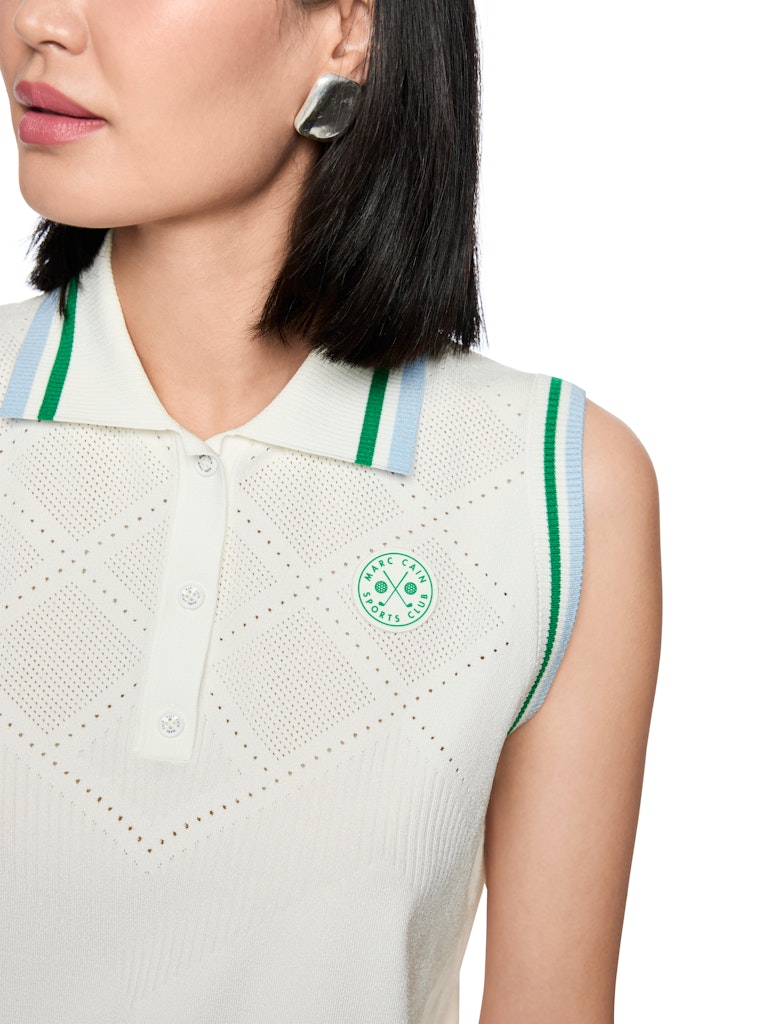 חולצה ללא שרוולים בעיצוב ספורטיבי, עשויה סריג ויסקוזה רך וקליל, עם דוגמת חורים עדינה. צווארון פולו עם שורת 3 כפתורים קצרה, וגימור פסים צבעוניים סביב הזרועות.הרכב: 78% ויסקוזה, 22% פוליאסטרהדוגמנית בגובה 1.79 ולובשת מידה 3 של מארק קיין