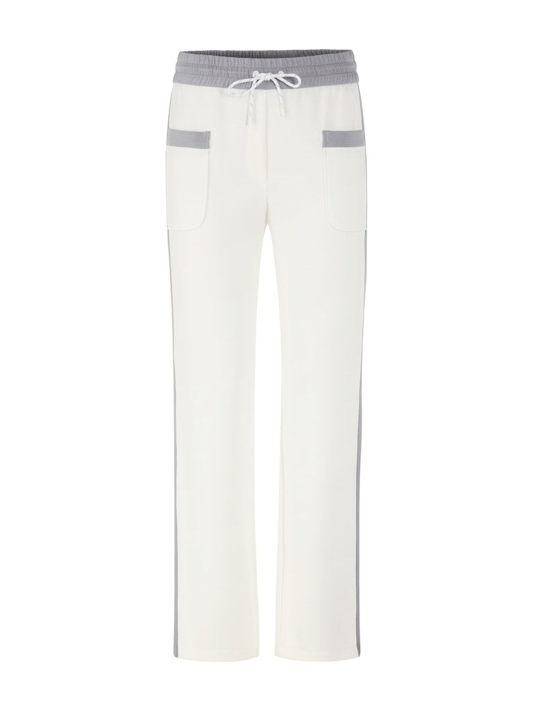 מכנסיים בעיצוב ספורטיבי בגזרה ישרה ונינוחה, עשויים מבד רך וגולש. עם תוספת דיטייל של פס בד בגוון אפור לאורך הרגל, שני כיסים קדמיים, ורצועת מותן אלסטית רחבה עם חוט קשירה.הרכב: 47% פוליאמיד, 44% ויסקוזה, 9% אלסטןהדוגמנית בגובה 1.79 ולובשת מידה 3 של מארק קיין