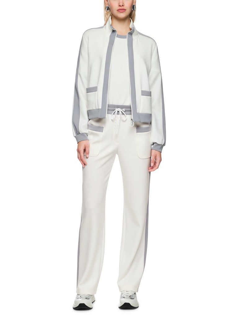 מכנסיים בעיצוב ספורטיבי בגזרה ישרה ונינוחה, עשויים מבד רך וגולש. עם תוספת דיטייל של פס בד בגוון אפור לאורך הרגל, שני כיסים קדמיים, ורצועת מותן אלסטית רחבה עם חוט קשירה.הרכב: 47% פוליאמיד, 44% ויסקוזה, 9% אלסטןהדוגמנית בגובה 1.79 ולובשת מידה 3 של מארק קיין