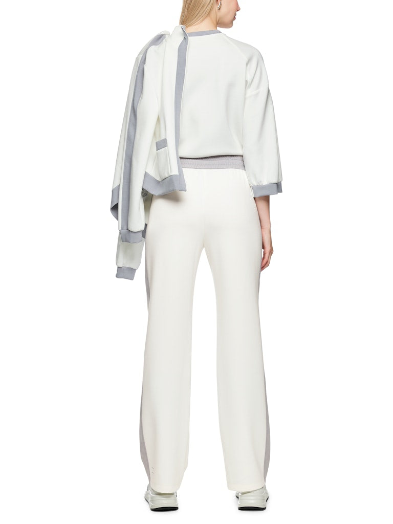 מכנסיים בעיצוב ספורטיבי בגזרה ישרה ונינוחה, עשויים מבד רך וגולש. עם תוספת דיטייל של פס בד בגוון אפור לאורך הרגל, שני כיסים קדמיים, ורצועת מותן אלסטית רחבה עם חוט קשירה.הרכב: 47% פוליאמיד, 44% ויסקוזה, 9% אלסטןהדוגמנית בגובה 1.79 ולובשת מידה 3 של מארק קיין